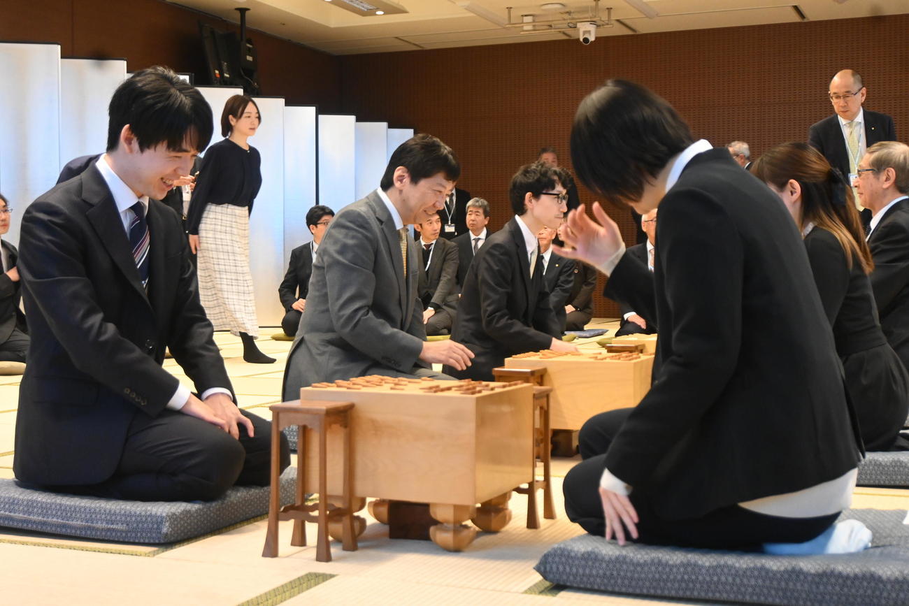 名古屋将棋対局場での指し初め式に出席し、模擬対局で新春を祝った藤井聡太7冠（撮影・松浦隆司）