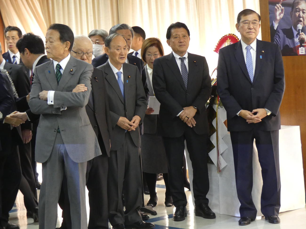 自民党の仕事始めに出席する、左から麻生太郎最高顧問、菅義偉副総裁、平井卓也広報本部長、石破茂首相ら（撮影・中山知子）