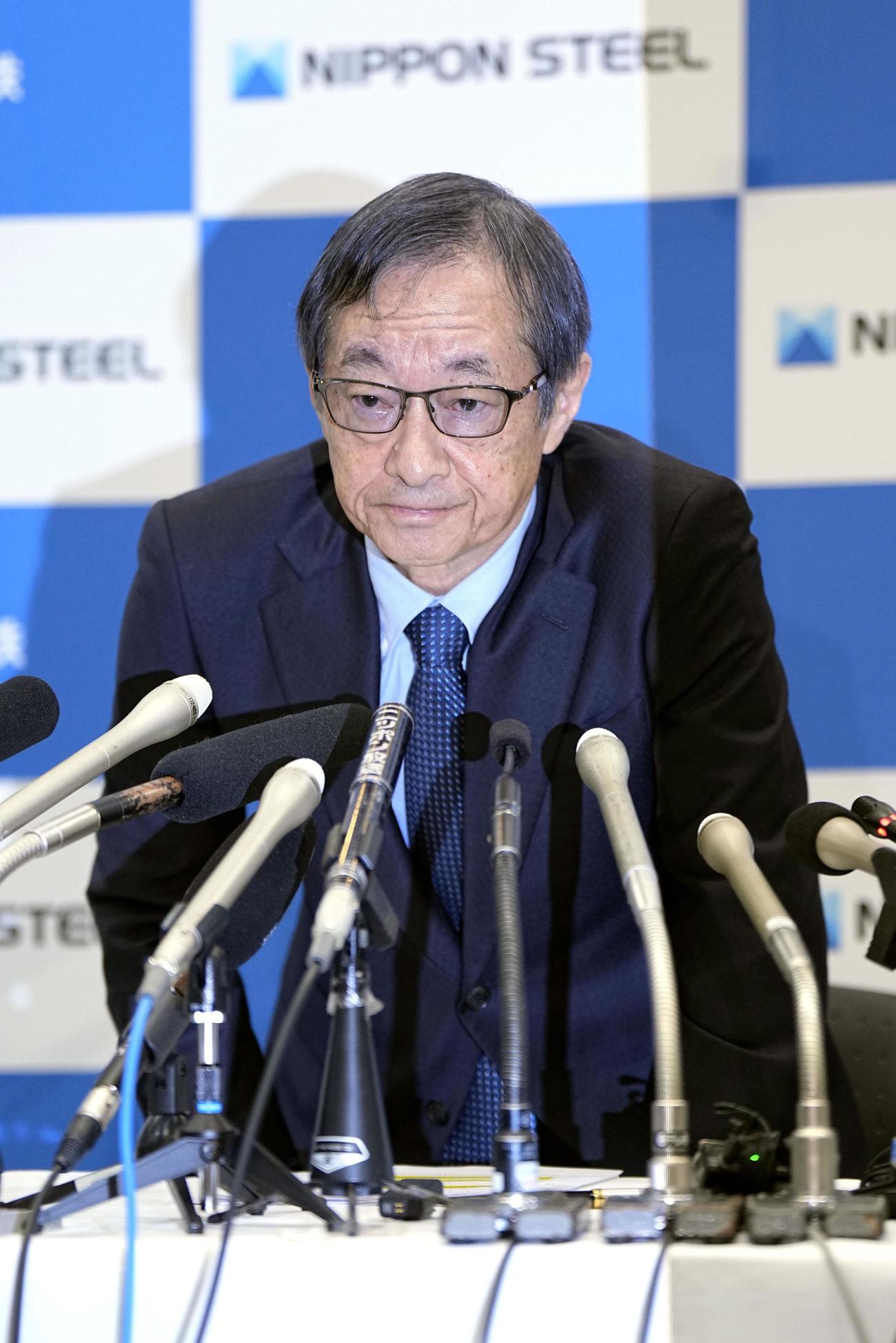 記者会見に臨む日本製鉄の橋本英二会長（共同）