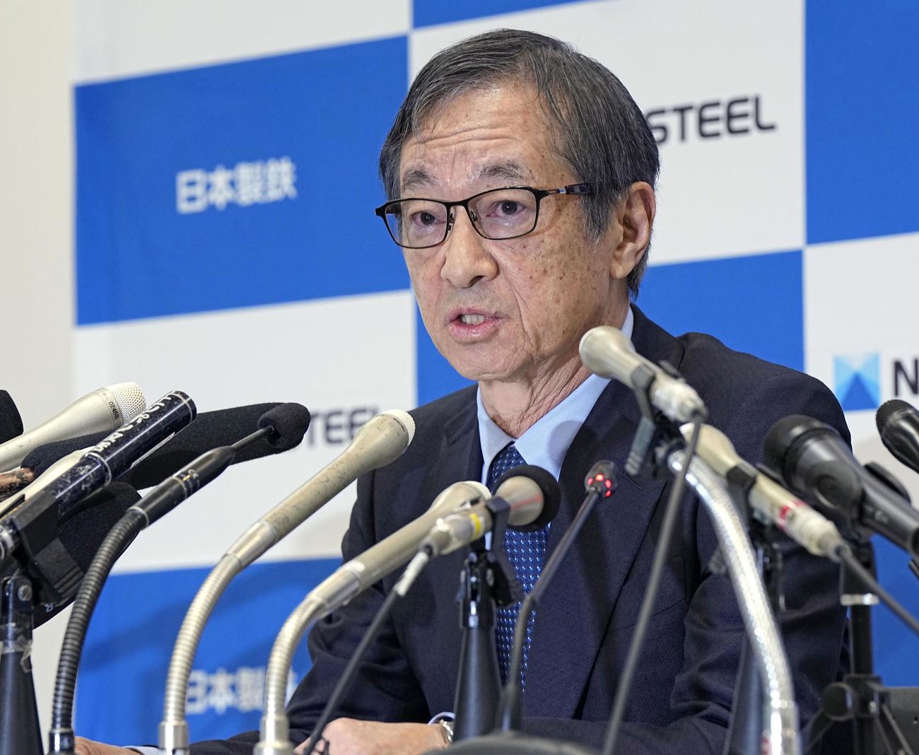 記者会見する日本製鉄の橋本英二会長（共同）