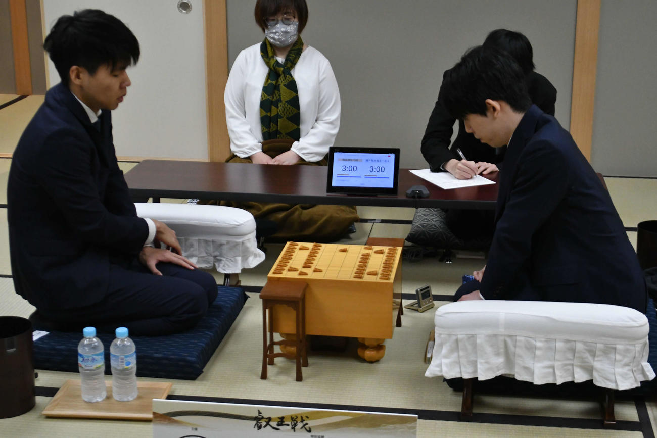 今年初めての対局として増田康宏八段（左）と叡王戦本戦トーナメント1回戦を戦う藤井聡太7冠（右