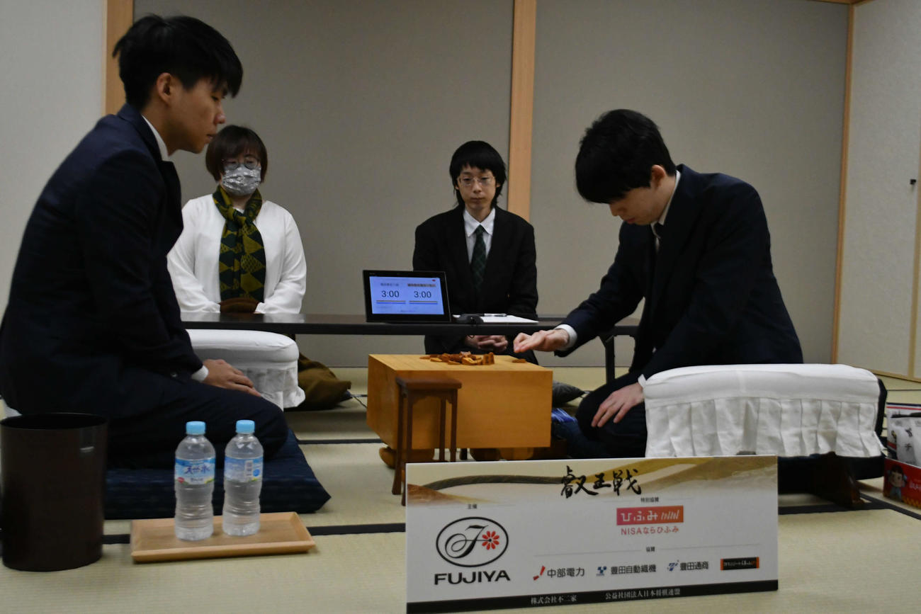 今年初めての対局として増田康宏八段（左）と叡王戦本戦トーナメント1回戦を戦う藤井聡太7冠（右）