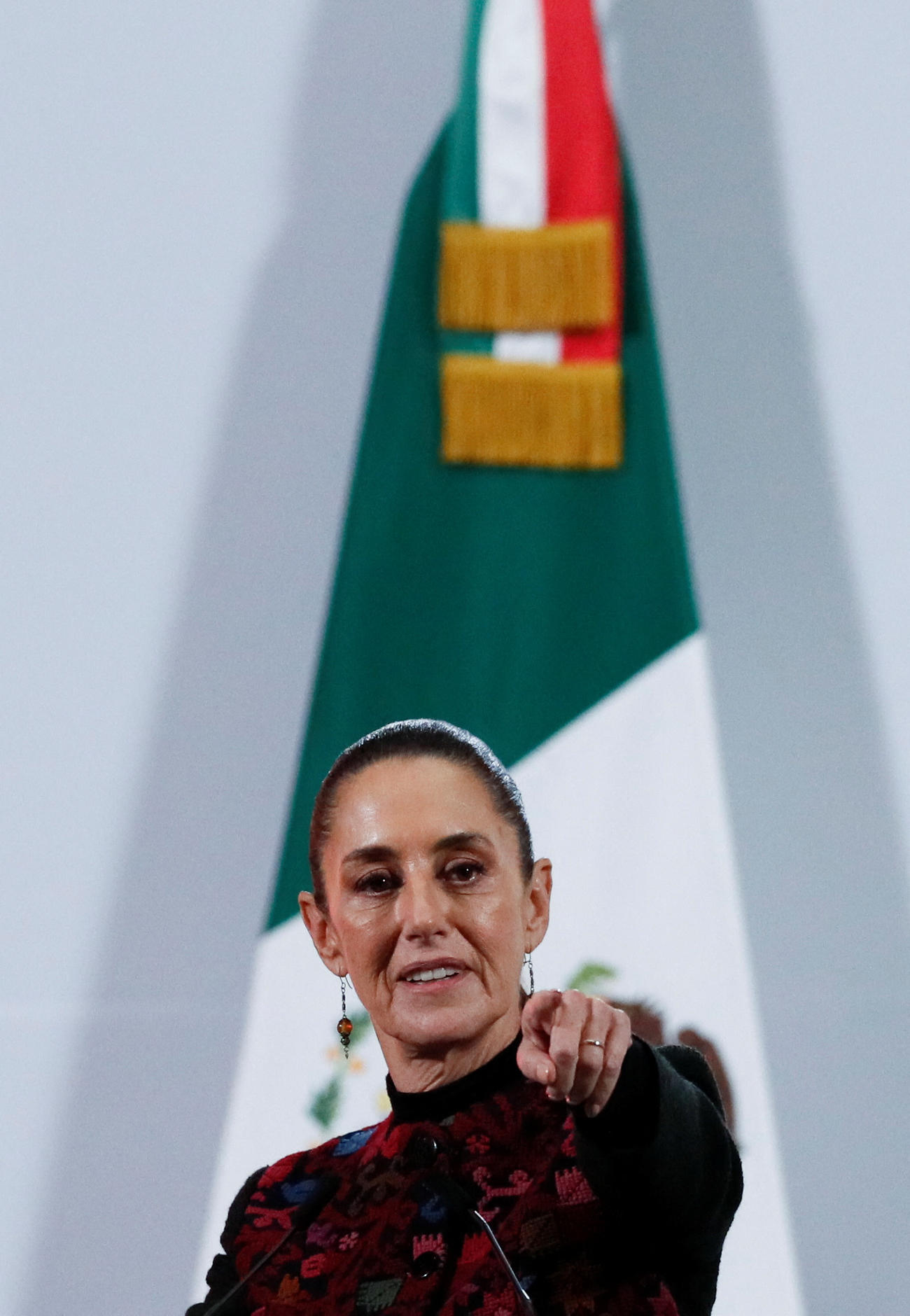 メキシコシティでの会見でポーズをとるメキシコのシェインバウム大統領（ロイター）