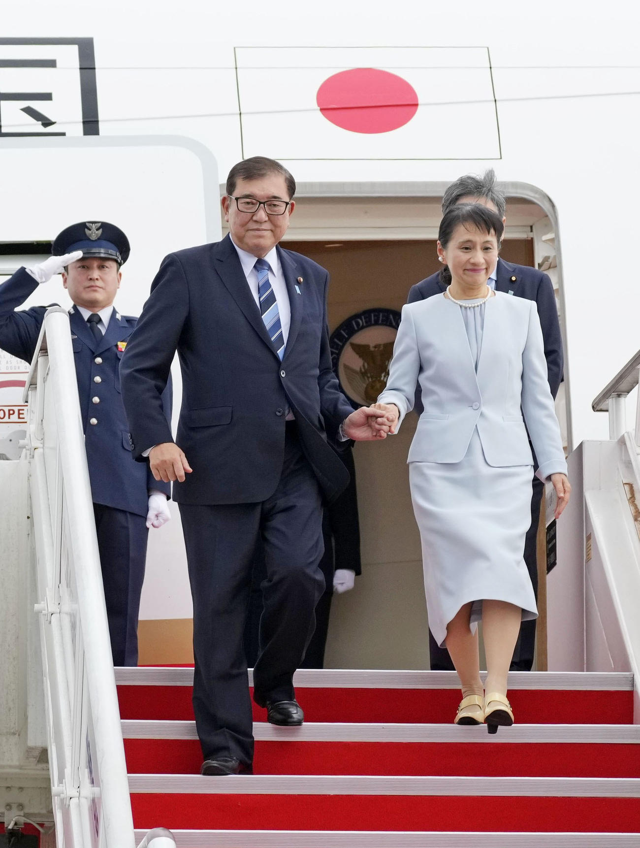 マレーシアのクアラルンプール国際空港に到着した石破首相。右は妻の佳子さん＝9日（共同）