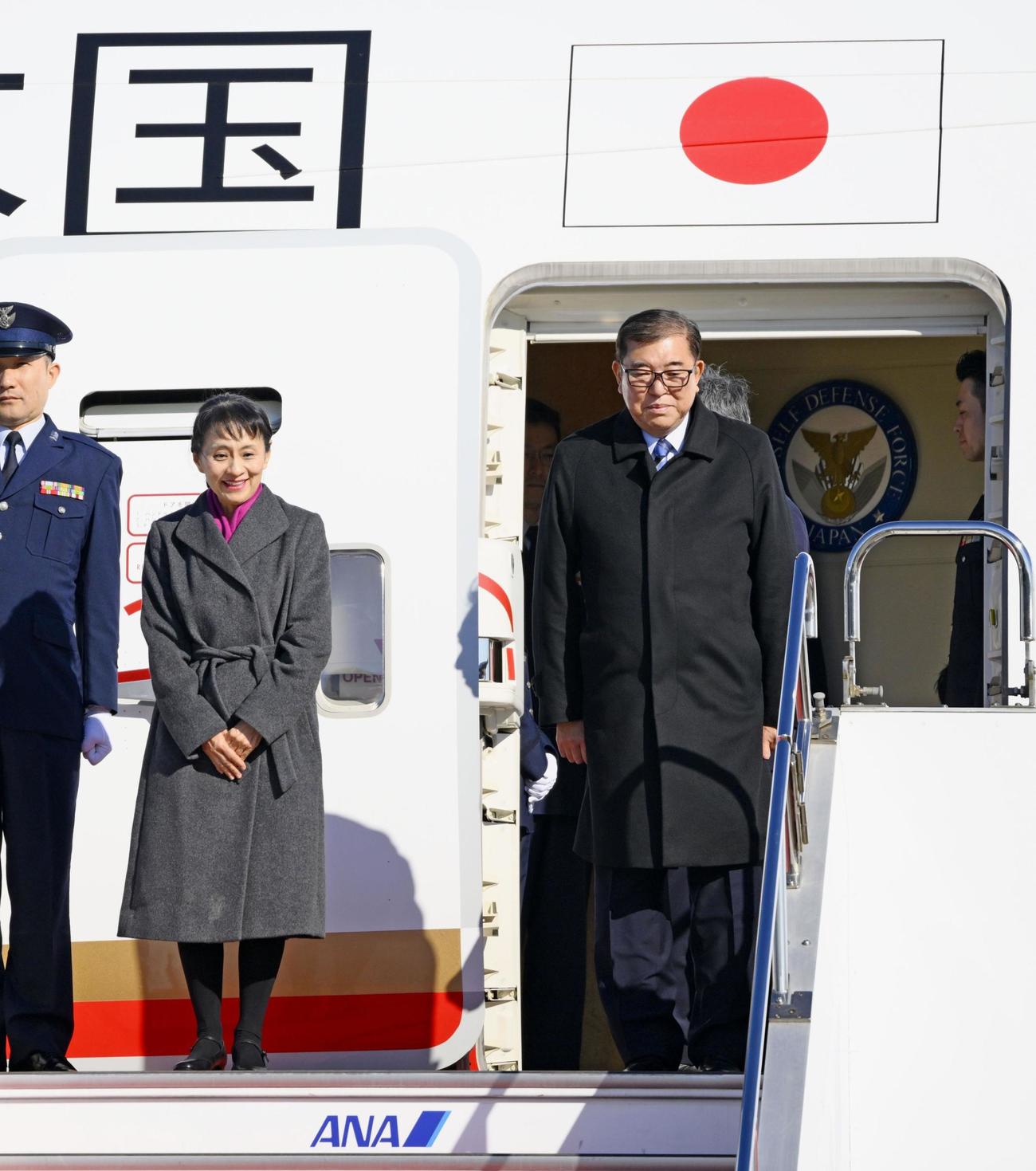 マレーシアに向け羽田空港を出発する石破首相と妻佳子さん（共同）