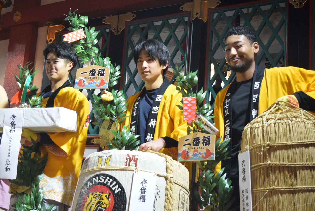 一番福の大岸史弥さん、二番福の小松勇輝クワァベナさん（右）、三番福の矢吹彰大さん（左）（撮影・阪口孝志）