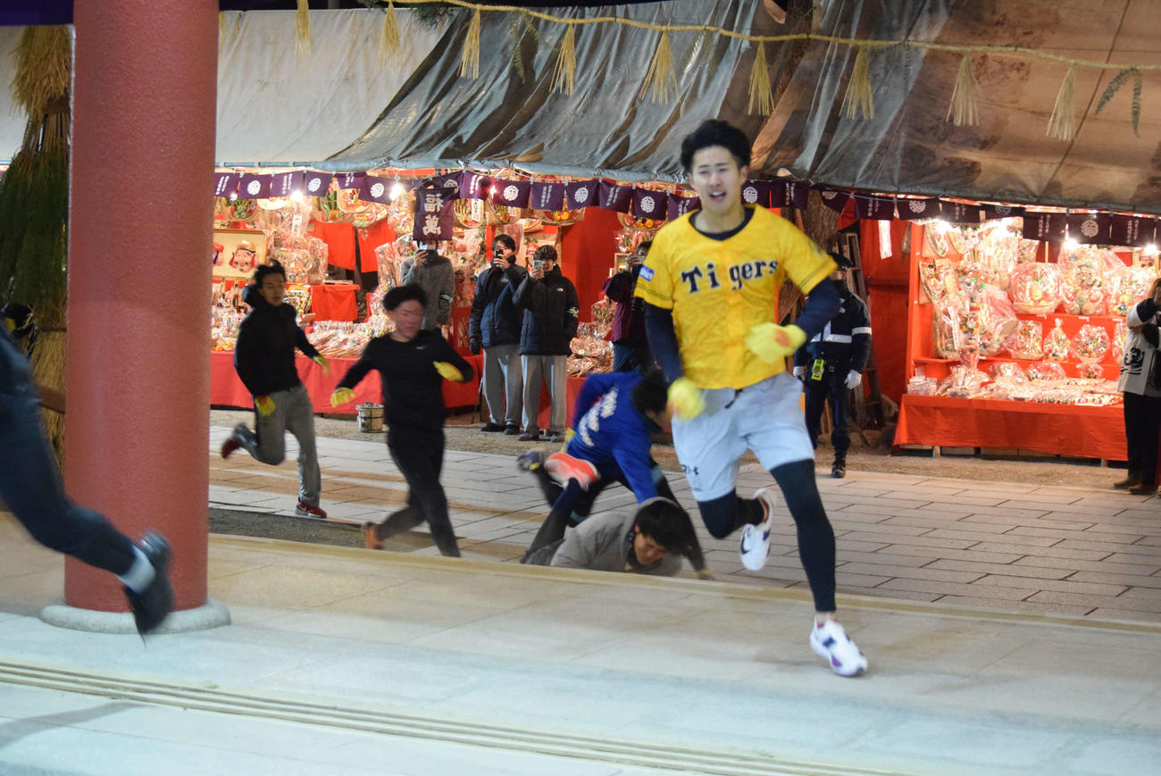 三番福となった矢吹彰大さん（写真中央）の後方では転倒も（撮影・阪口孝志）