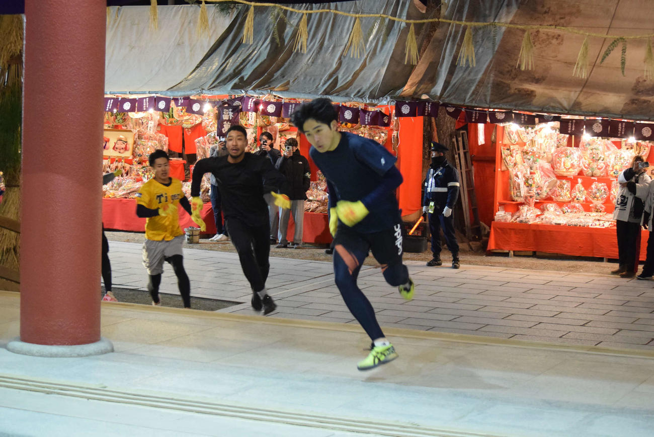 本殿に飛び込む大岸史弥さん（写真中央）（撮影・阪口孝志）