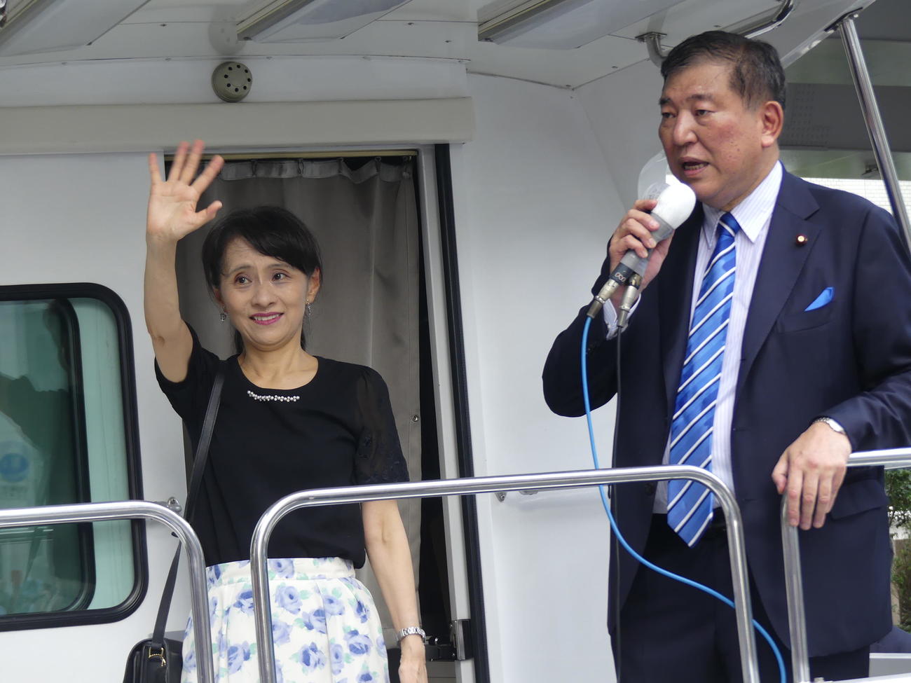 石破茂首相が2018年の自民党総裁選に出馬した際、選挙カーから夫への支持を訴える石破佳子さん（2018年9月17日撮影）