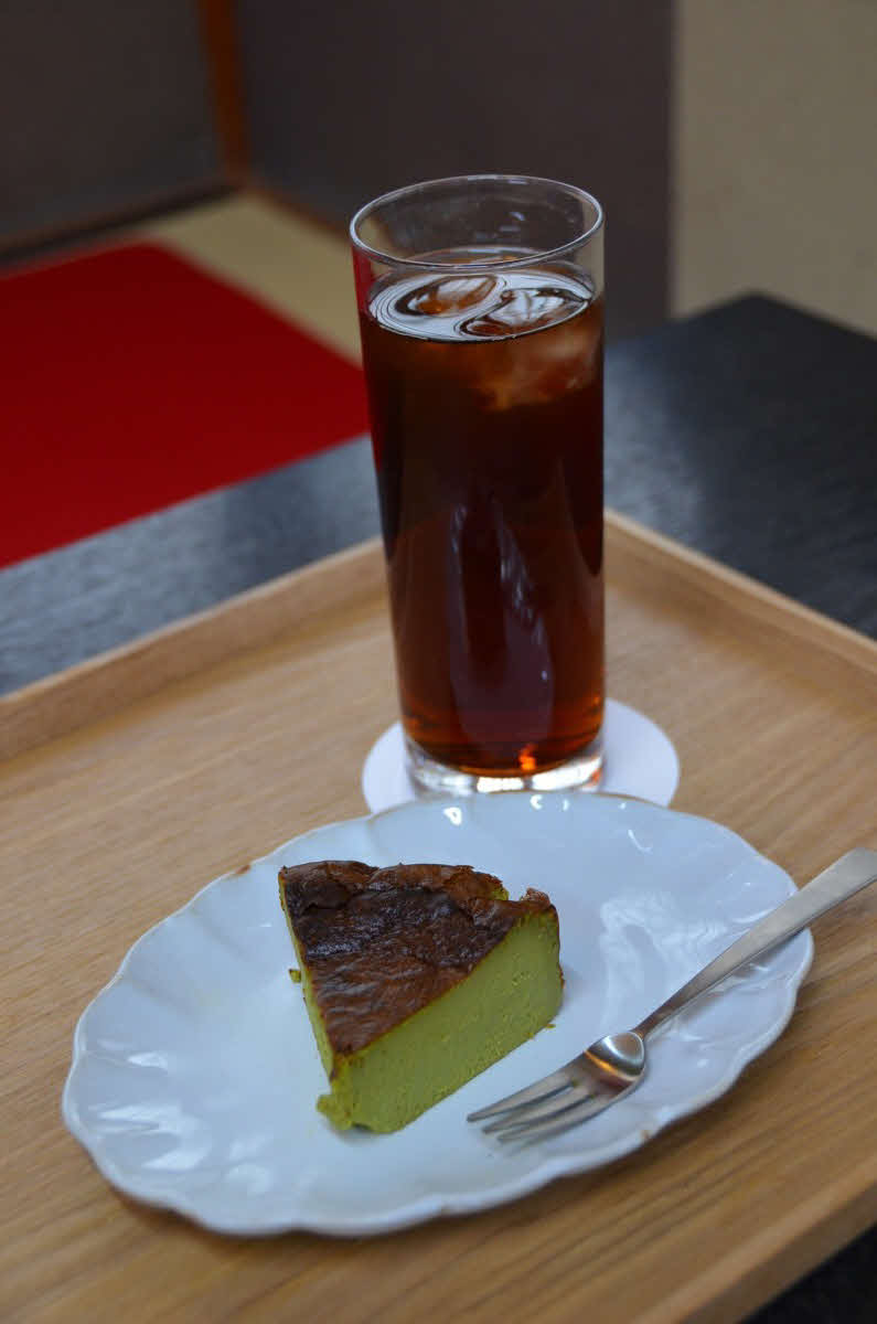 藤井聡太王将の初日午後のおやつは「深蒸し茶バスクチーズケーキ」「アイスティー」（日本将棋連盟提供）
