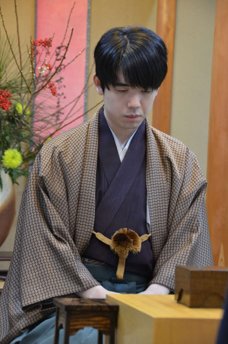 4連覇を目指して盤の前に着座した藤井聡太王将（日本将棋連盟提供）
