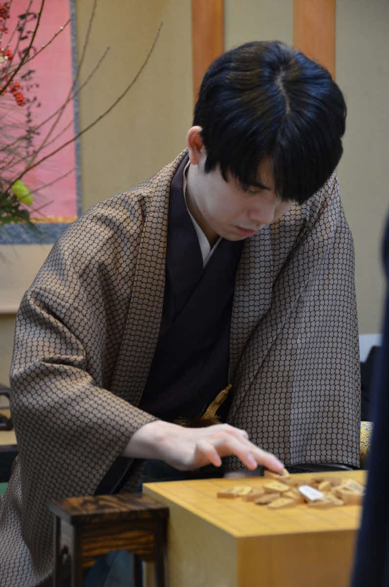 4連覇を目指して永瀬拓矢九段の挑戦を受ける藤井聡太王将（日本将棋連盟提供）
