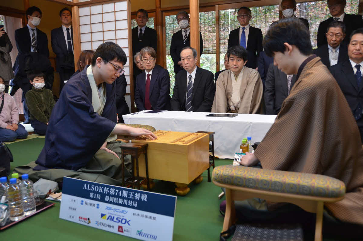 ALSOK杯第74期王将戦7番勝負第1局は挑戦者永瀬拓矢九段（左）の先手で対局開始（右は後手の藤井聡太王将、日本将棋連盟提供）