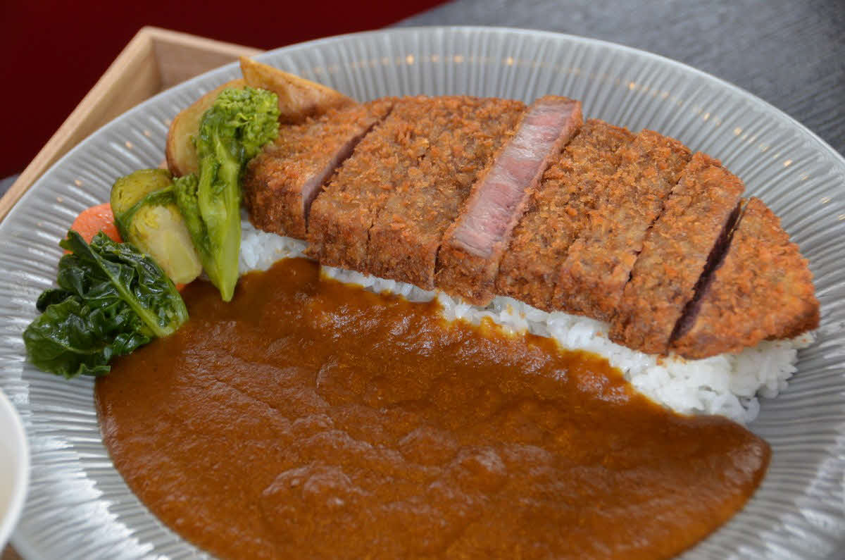 藤井聡太王将が昼食に頼んだ「掛川牛もも肉のカツカレー」（日本将棋連盟提供）