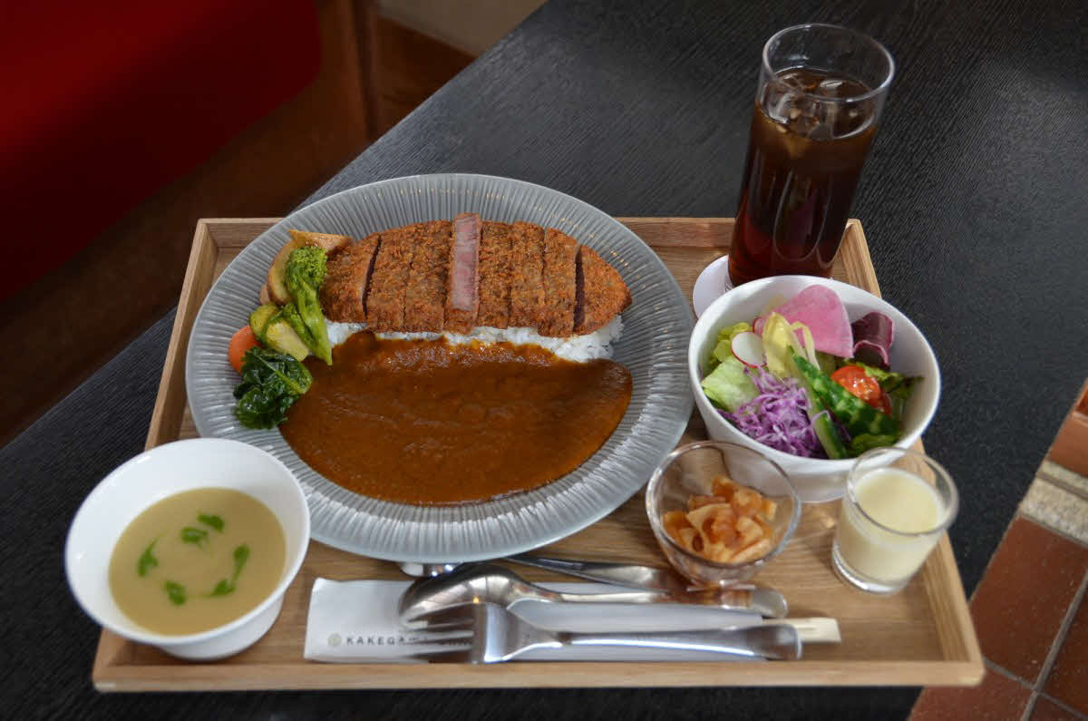 藤井聡太王将の昼食は「掛川牛もも肉のカツカレー」とアイスティー（日本将棋連盟提供）