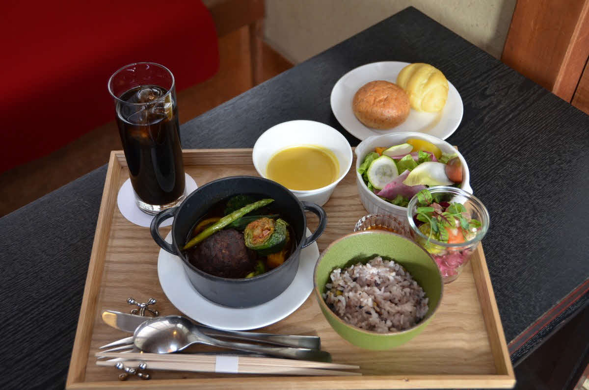 永瀬拓矢九段の2日目のランチは「チーズイン煮込みハンバーグ」とアイスコーヒー（日本将棋連盟提供）