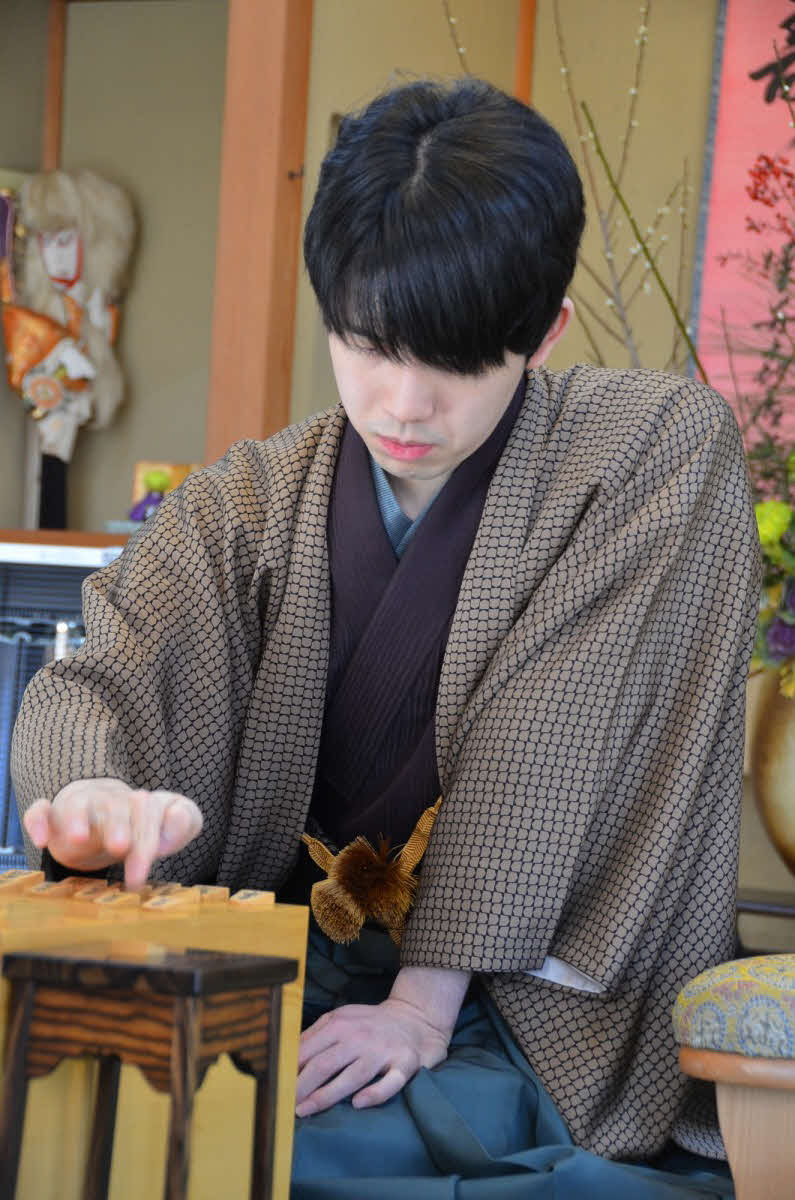 掛川3連勝、静岡県内のタイトル戦8戦8勝を目指す藤井聡太王将（日本将棋連盟提供）