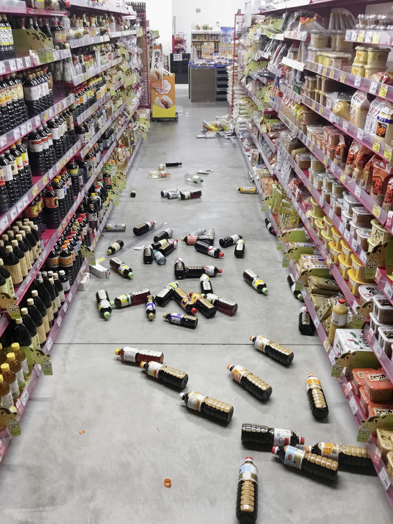 地震によって商品が散乱した宮崎市内のスーパー（店舗提供）