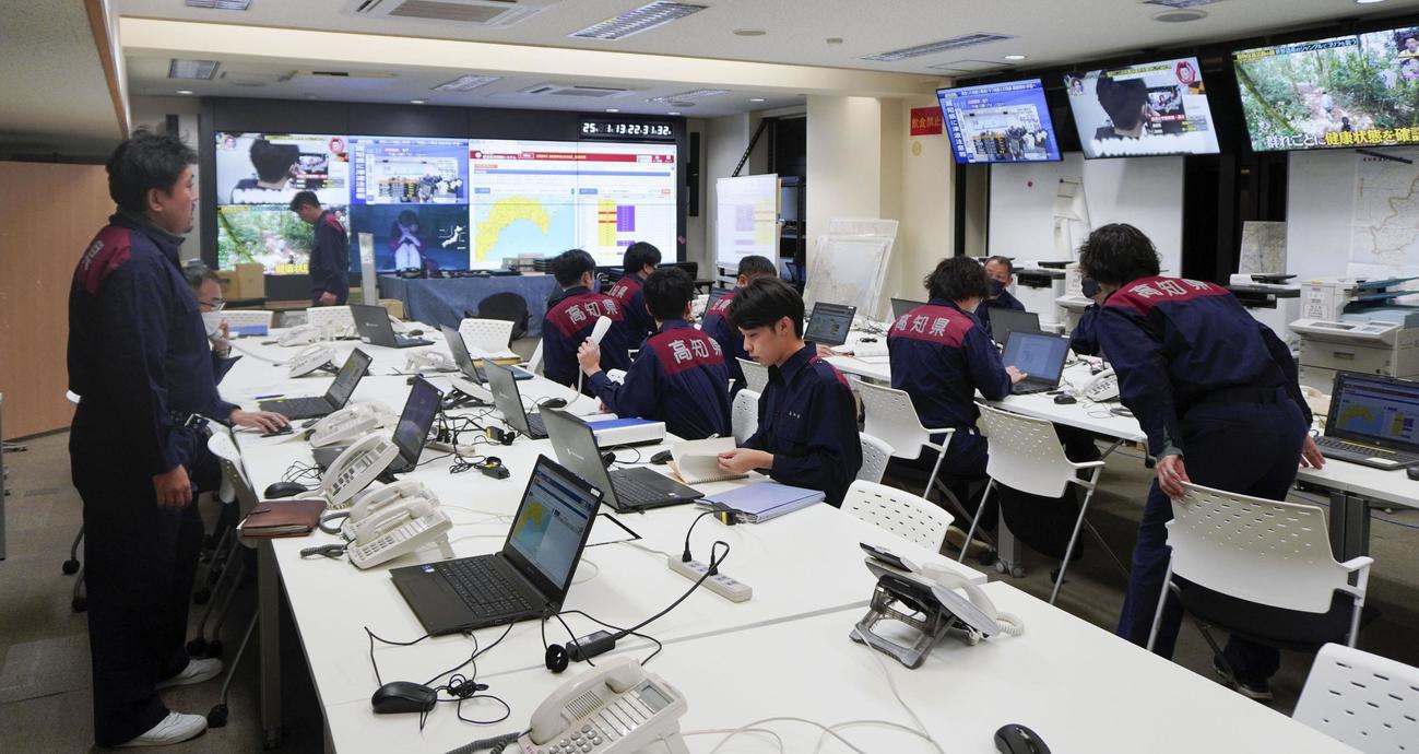 高知県庁の防災作戦室で情報収集する職員ら（共同）