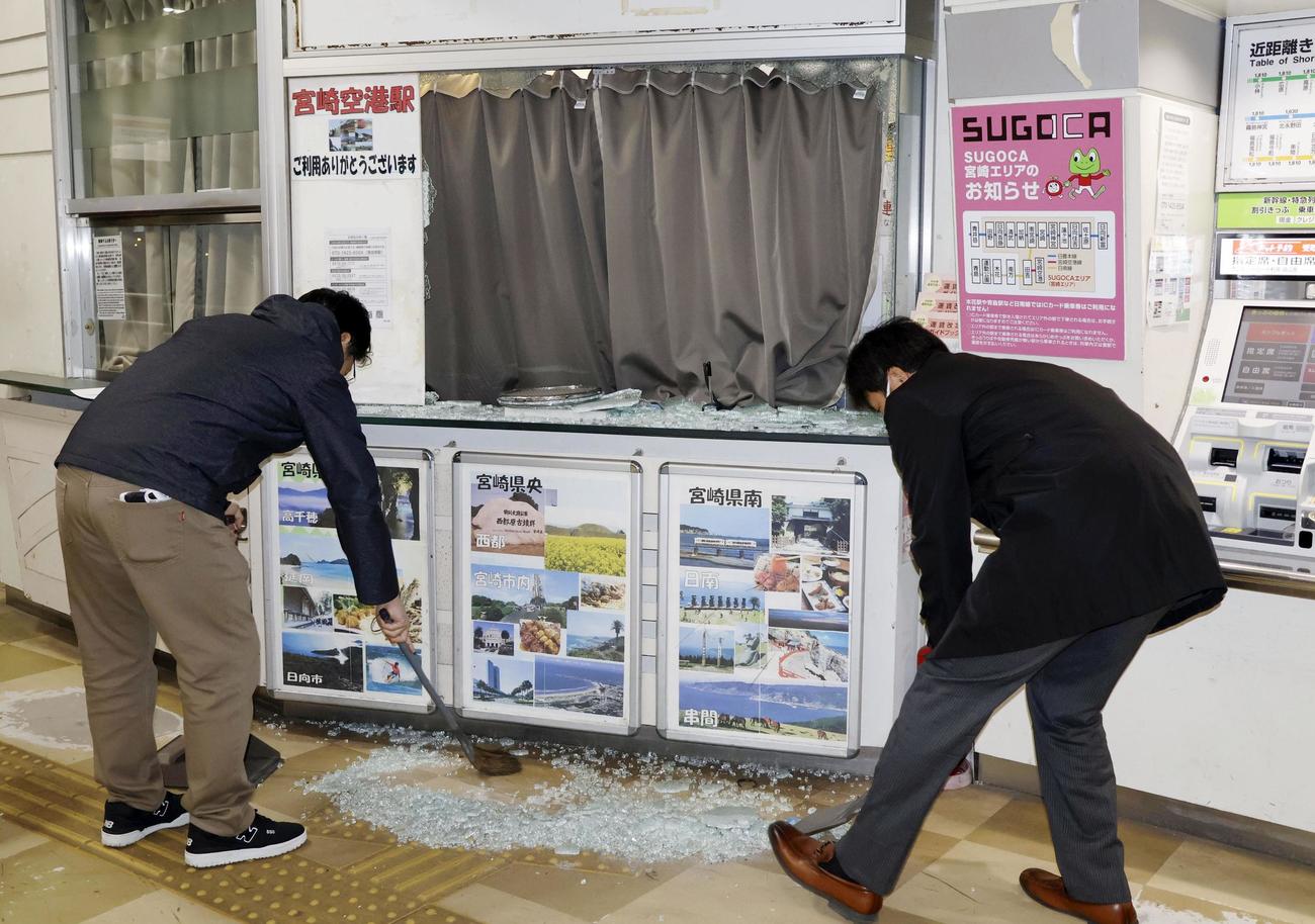 JR宮崎空港駅で割れて散乱したガラスをかたづける関係者（共同）