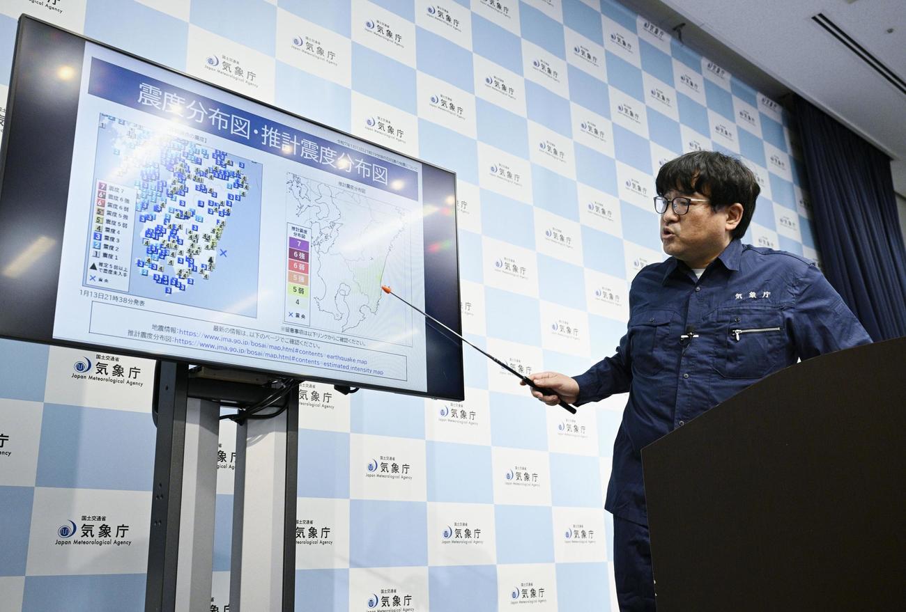 宮崎県で震度5弱を観測した地震を受け、記者会見する気象庁の担当者（共同）