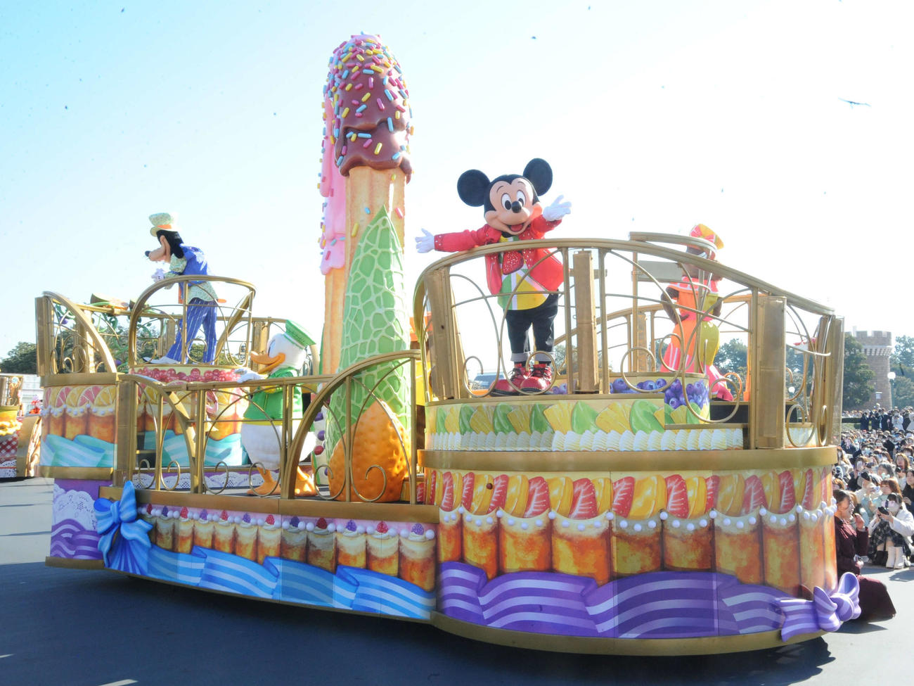 東京ディズニーランドのスペシャルイベントシリーズ「ディズニー・パルパルーザ」第3弾「ヴァネロペのスウィーツ・ポップ・ワールド」の新パレードの様子