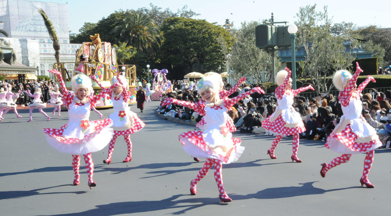 東京ディズニーランドのスペシャルイベントシリーズ「ディズニー・パルパルーザ」第3弾「ヴァネロペのスウィーツ・ポップ・ワールド」の新パレードの様子