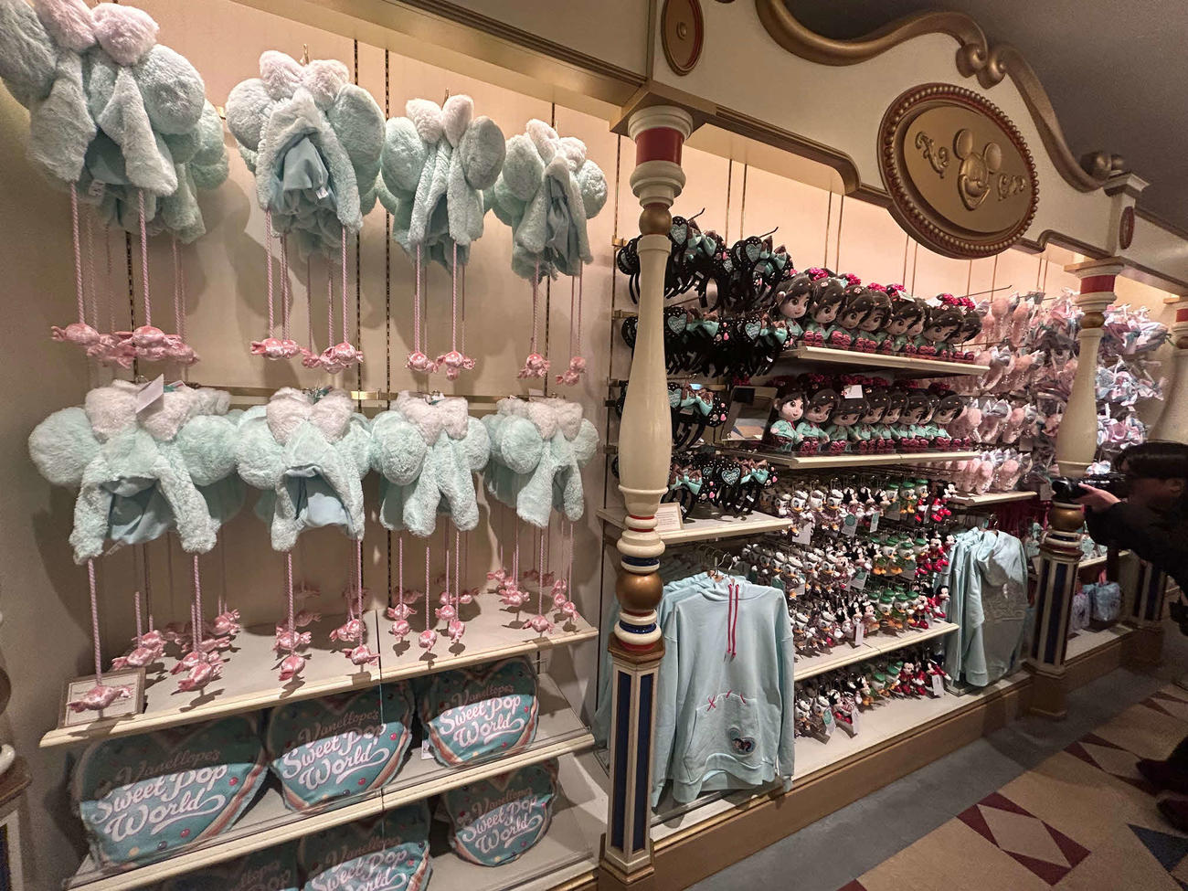 東京ディズニーランドのスペシャルイベントシリーズ「ディズニー・パルパルーザ」第3弾「ヴァネロペのスウィーツ・ポップ・ワールド」で販売されるグッズ