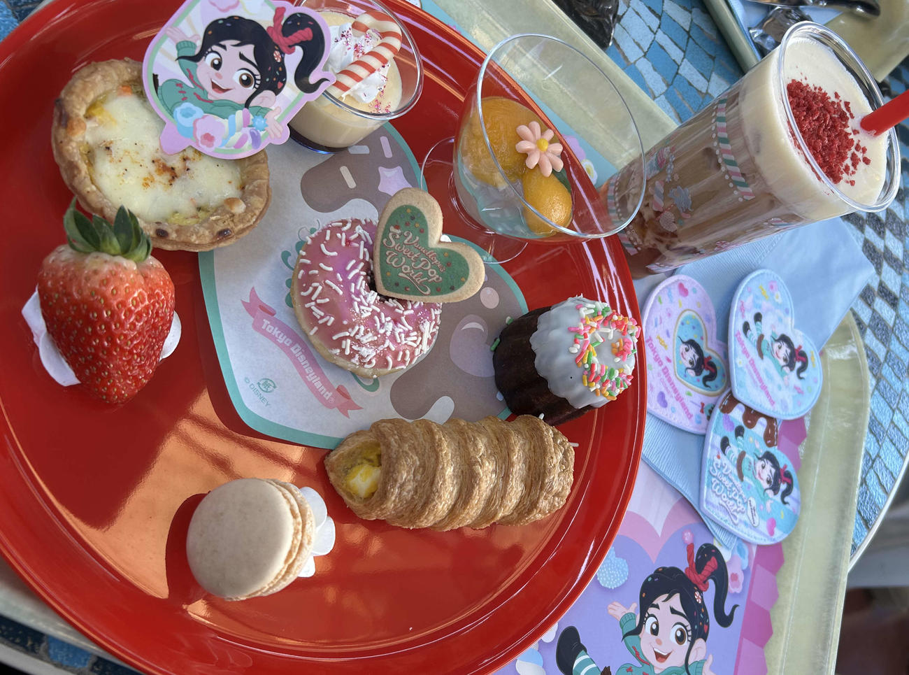 東京ディズニーランドのスペシャルイベントシリーズ「ディズニー・パルパルーザ」第3弾「ヴァネロペのスウィーツ・ポップ・ワールド」期間中に食べられる特別メニュー