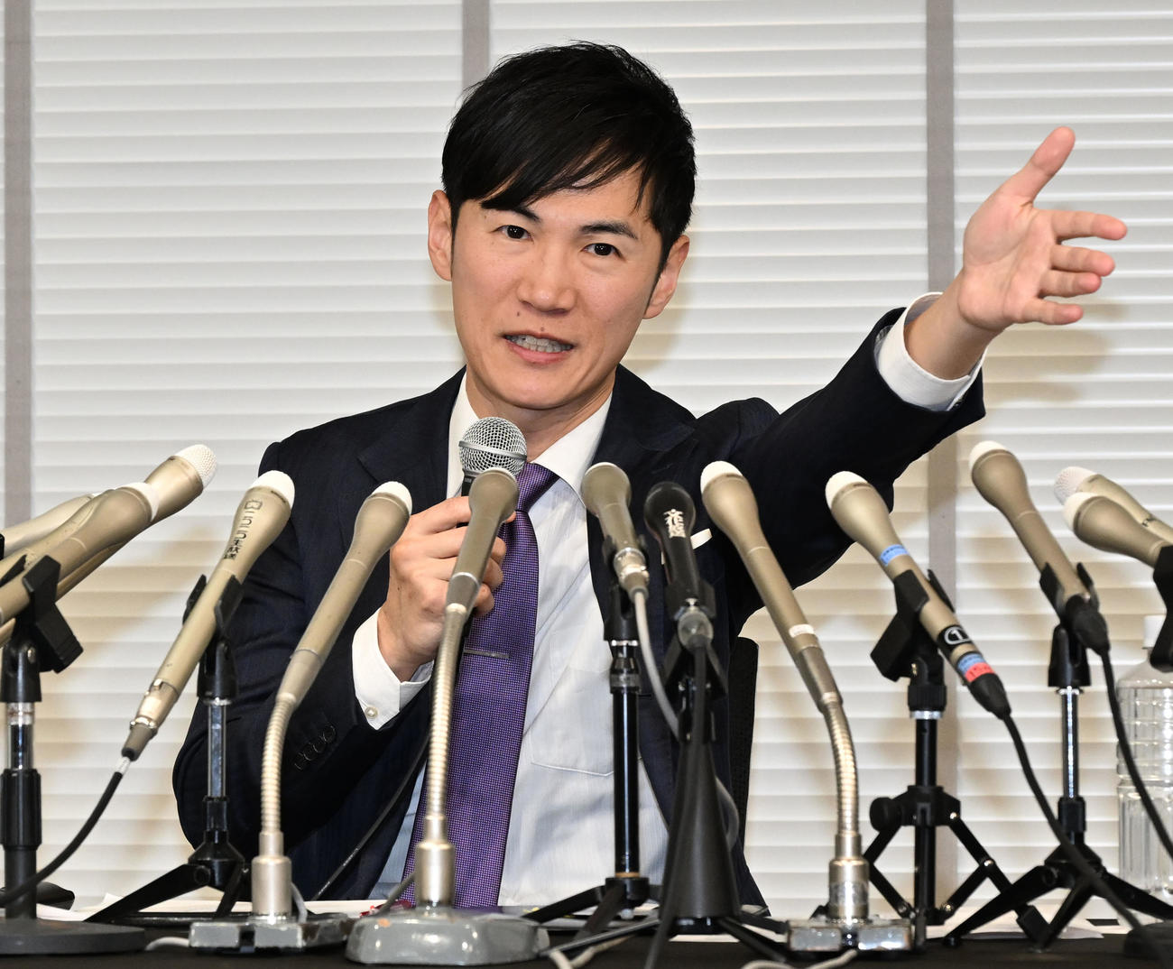 記者会見する前安芸高田市長の石丸伸二氏（撮影・千葉一成）
