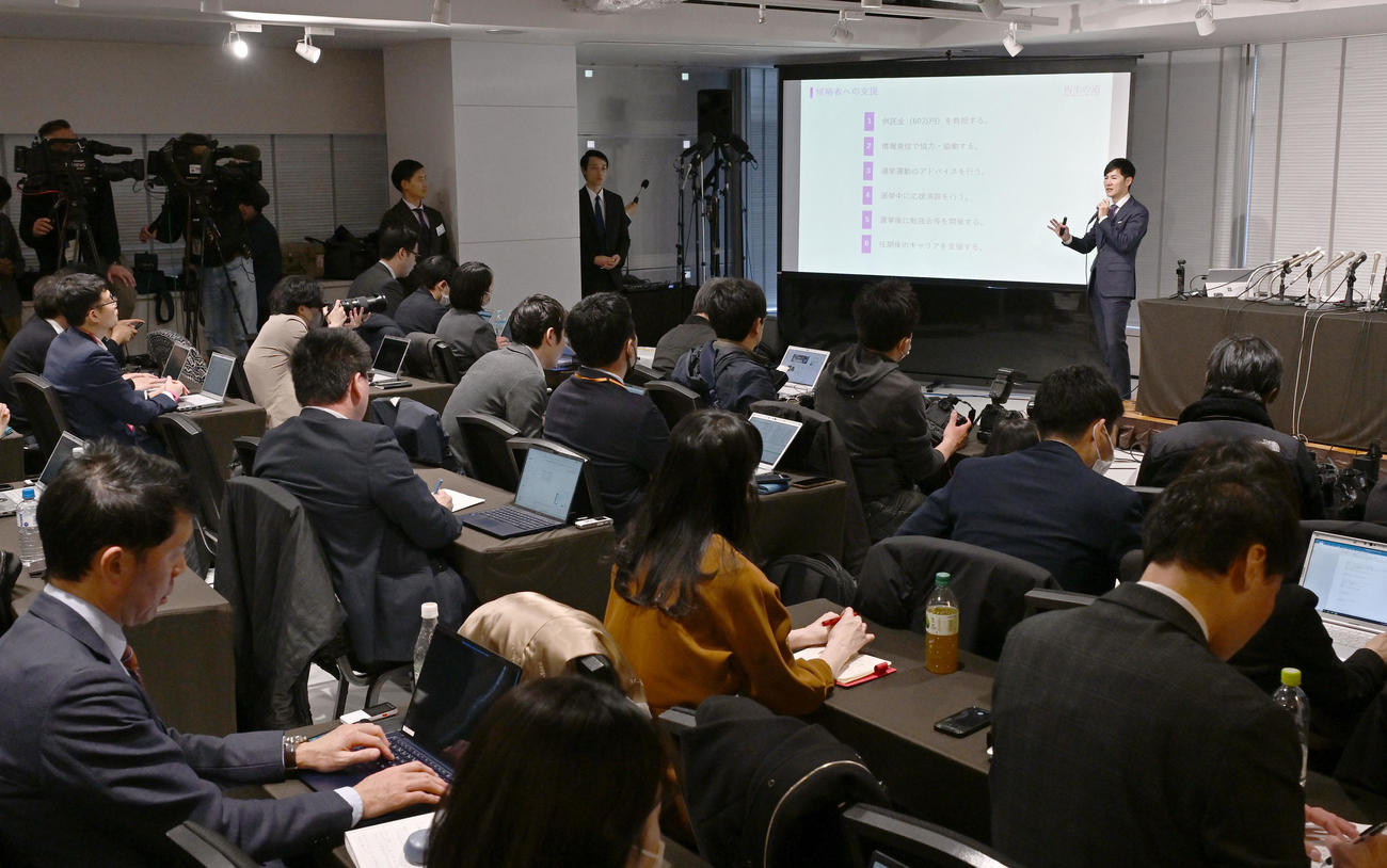 集まった大勢の報道陣を前に記者会見する前安芸高田市長の石丸伸二氏（右奥）（撮影・千葉一成）