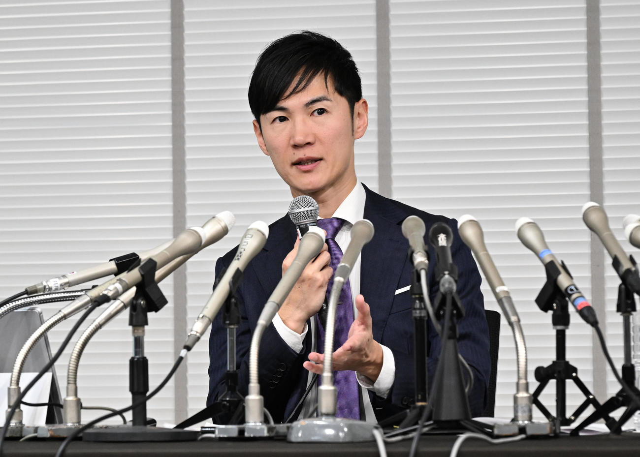 地域政党「再生の道」の設立発表記者会見を開いた前安芸高田市長の石丸伸二氏（撮影・千葉一成）