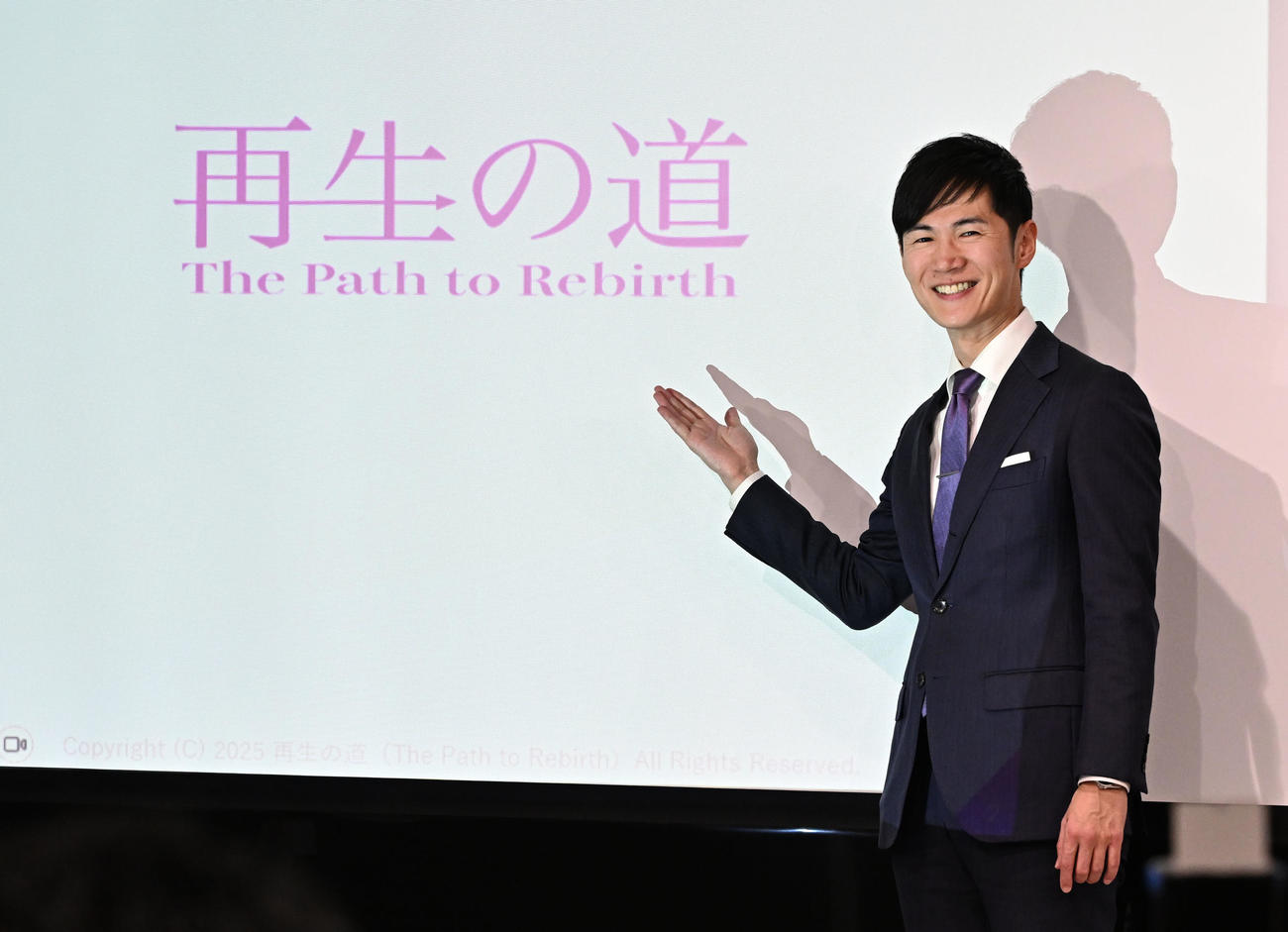 地域政党「再生の道」を立ち上げロゴの前でポーズをとる前安芸高田市長の石丸伸二氏（撮影・千葉一成）