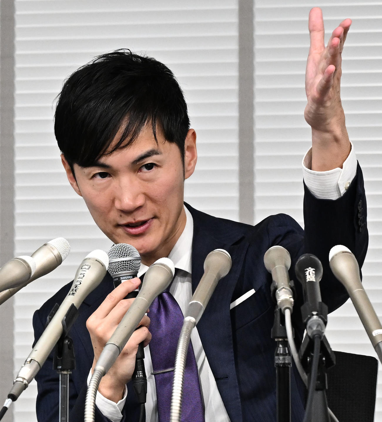 記者会見で質問者を指名する前安芸高田市長の石丸伸二氏（撮影・千葉一成）