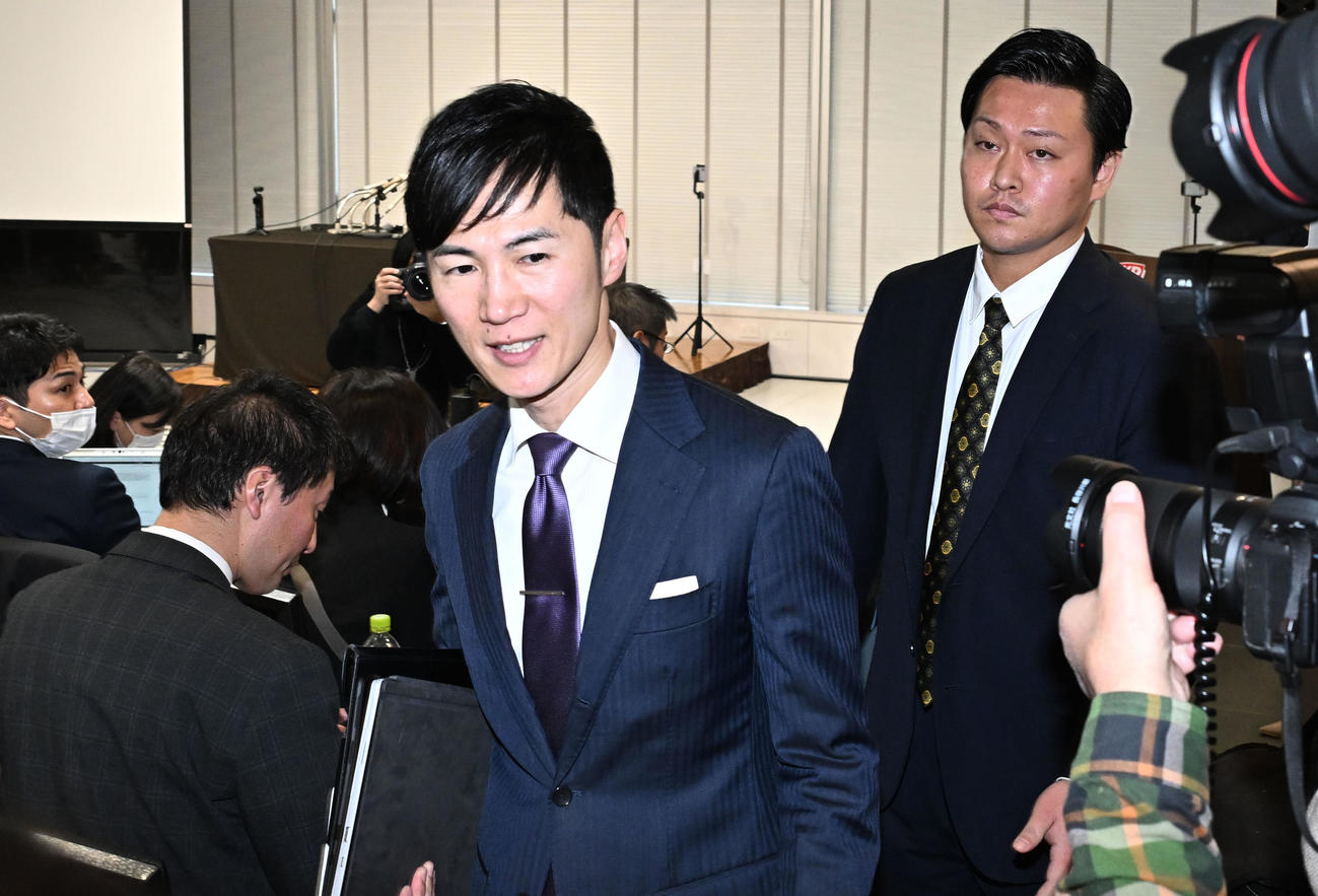 記者会見を終え、会場を後にする前安芸高田市長の石丸伸二氏（左）（撮影・千葉一成）