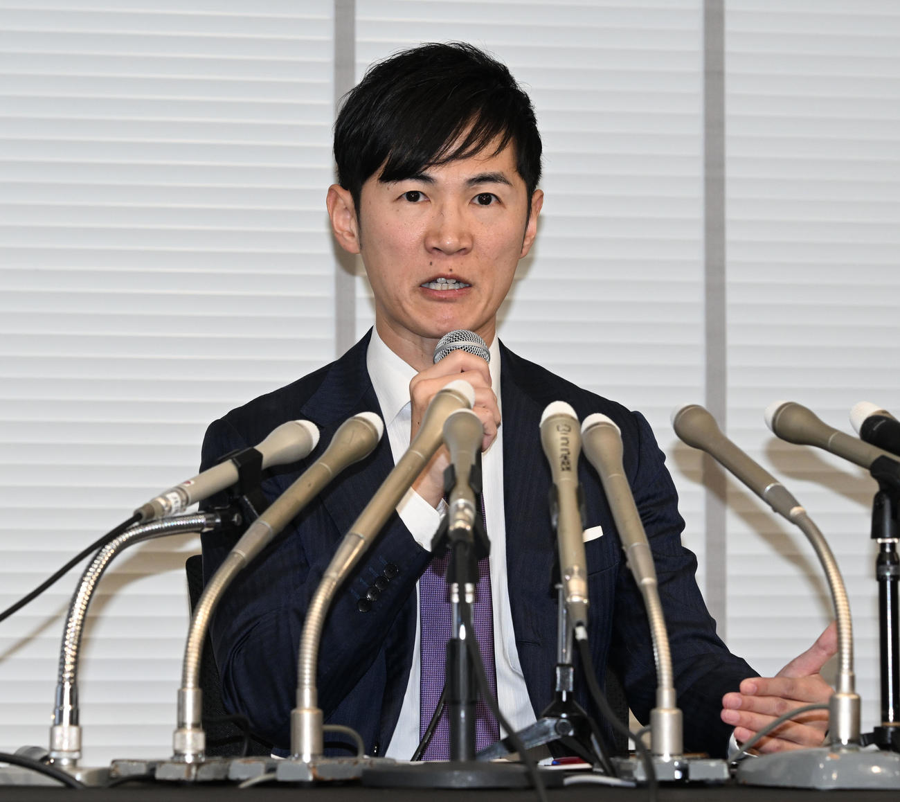 記者会見する前安芸高田市長の石丸伸二氏（撮影・千葉一成）