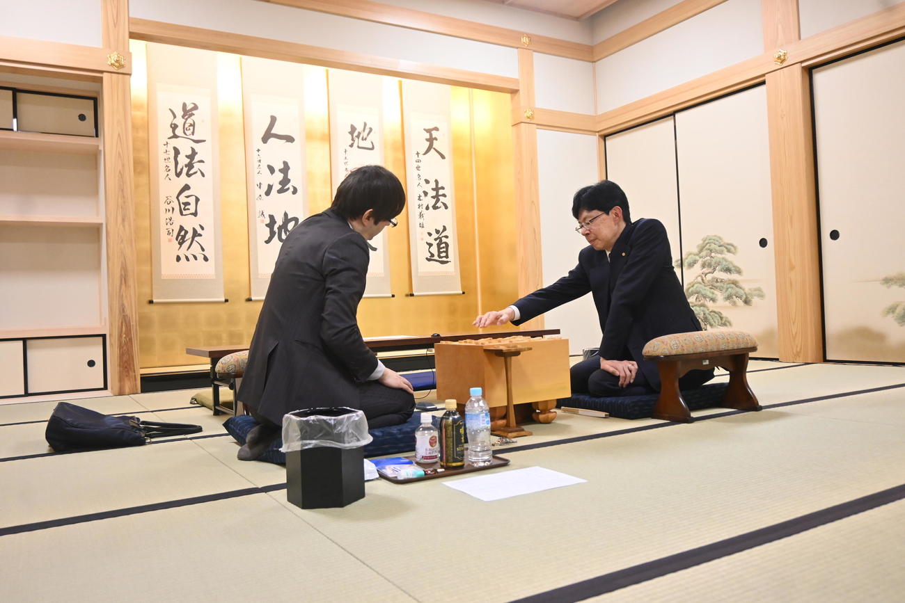 史上3人目の1400勝を達成した谷川浩司17世名人（右）郷田真隆九段（撮影・松浦隆司）