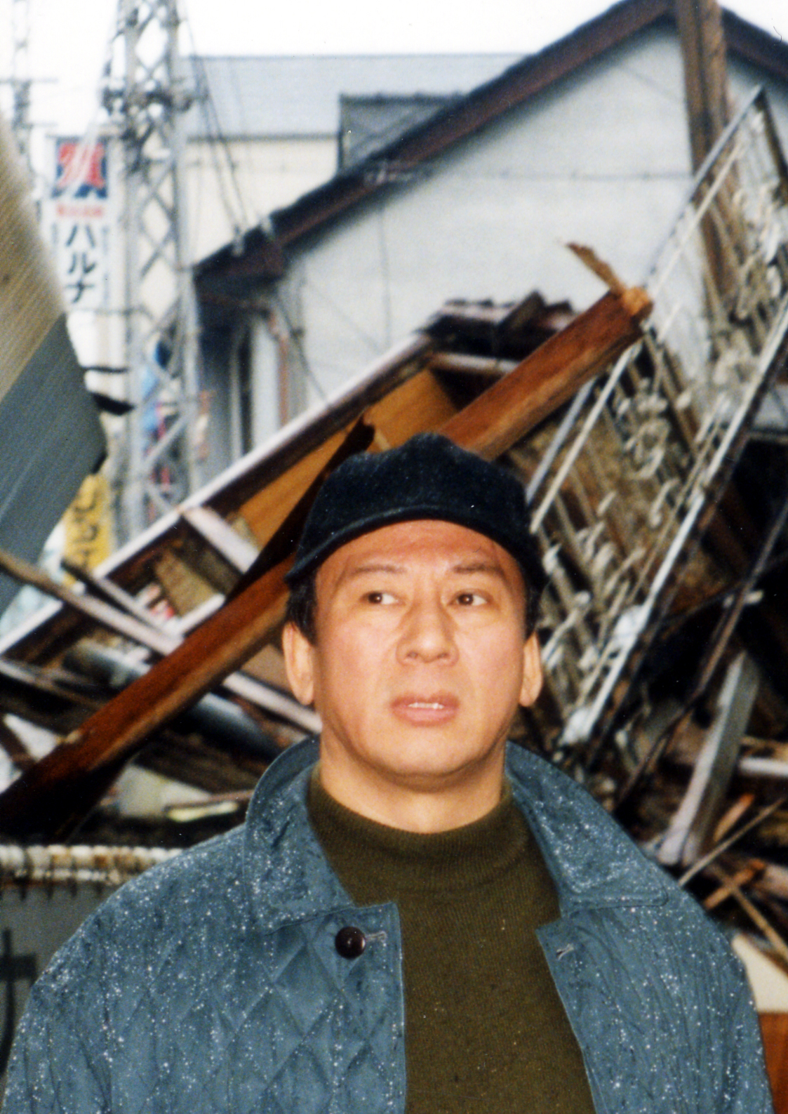 95年1月22日、救援物資等ヘリコプター2機で2往復して輸送した杉良太郎（本人提供）