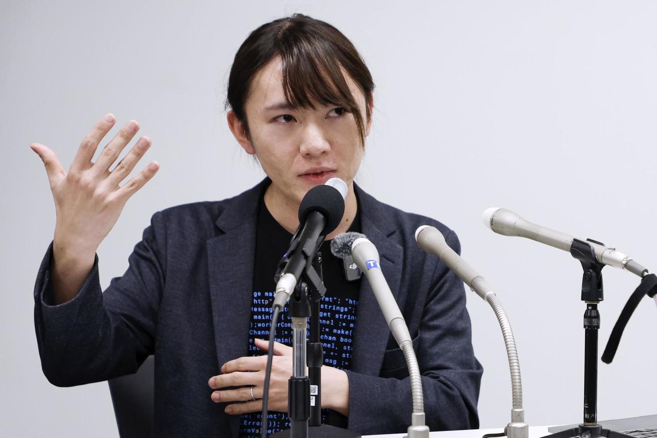 記者会見するAIエンジニアの安野貴博氏（共同）