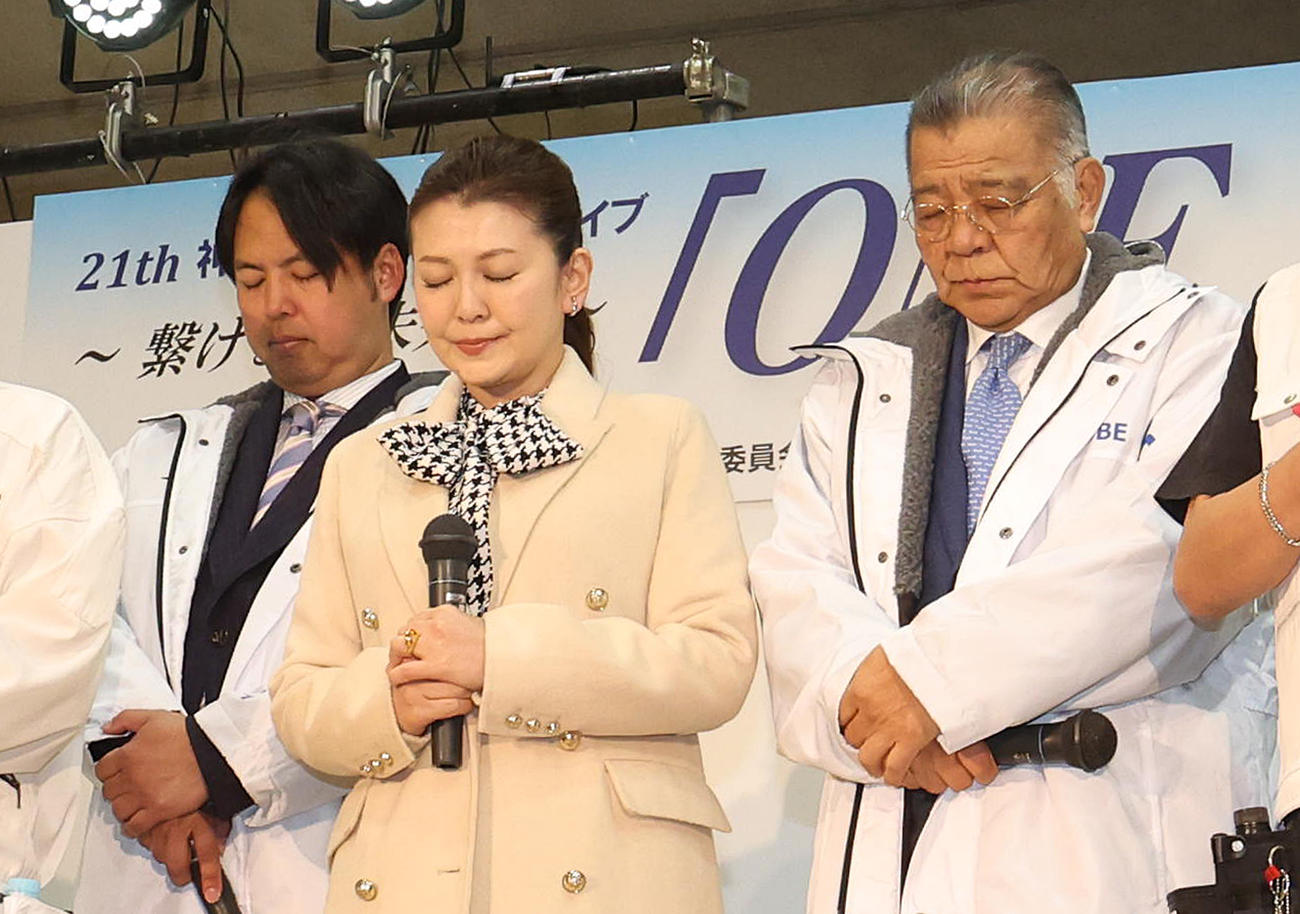 神戸震災復興フリーライブで黙とうする左から、阪神OBの井川氏、南野陽子、掛布氏（撮影・白石智彦）