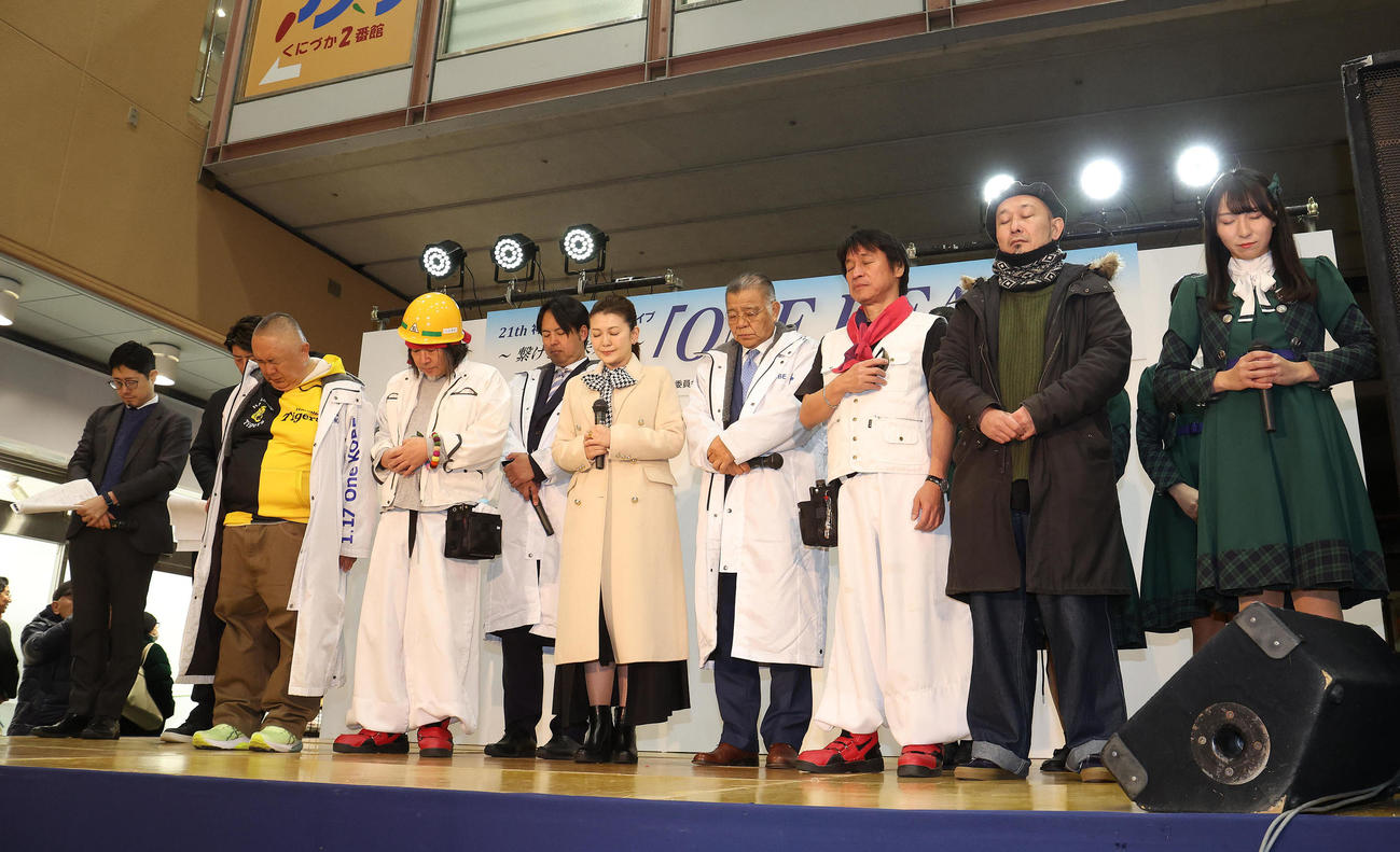 神戸震災復興フリーライブで黙とうする参加者ら（撮影・白石智彦）
