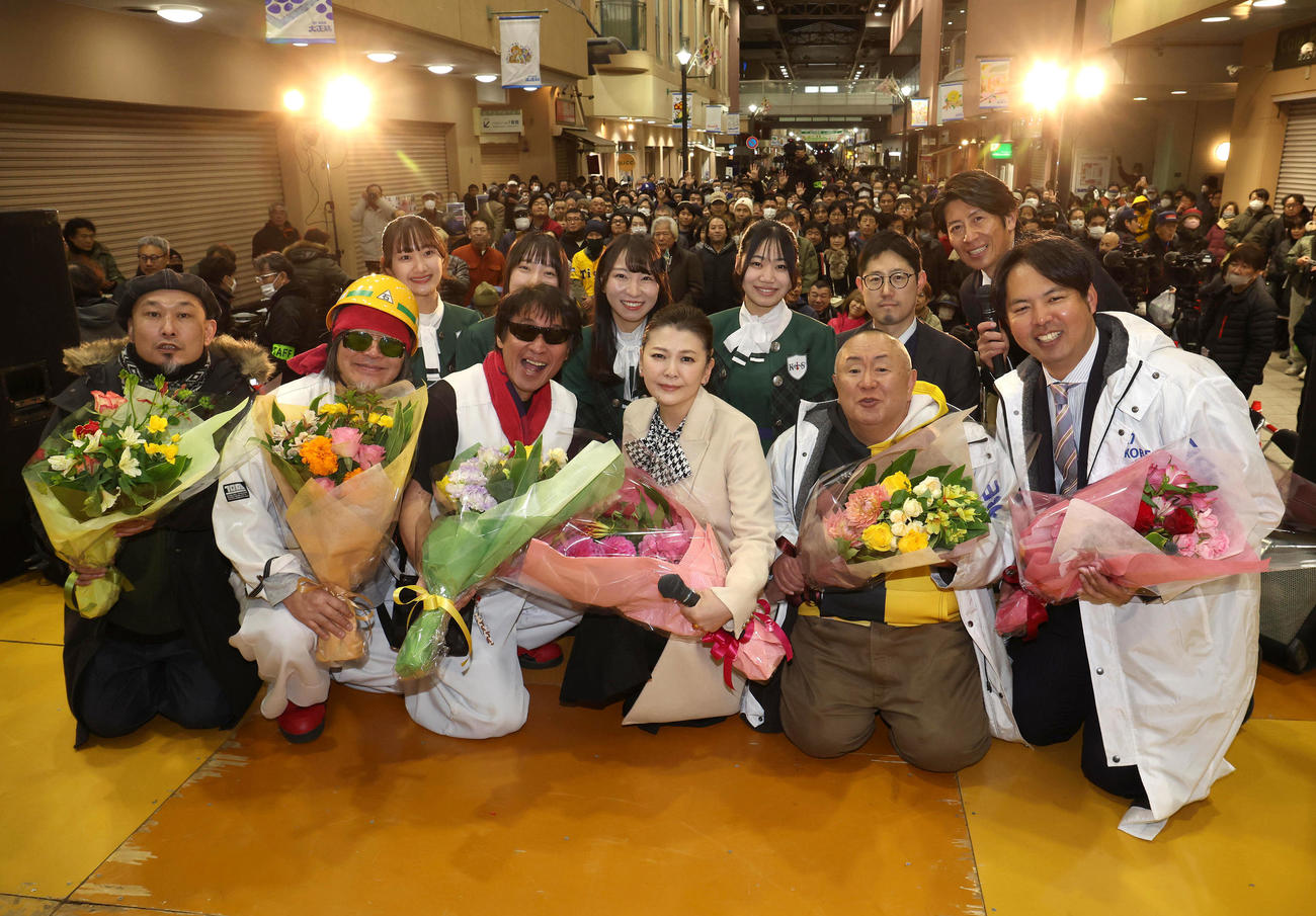 神戸震災復興フリーライブで記念写真に納まる前列左から、コザック前田、T＆T、南野陽子、松村邦洋、阪神OB井川氏、後列左から、KOBerrieS、司会の寺島啓太、阪神OBの的場氏（撮影・白石智彦）
