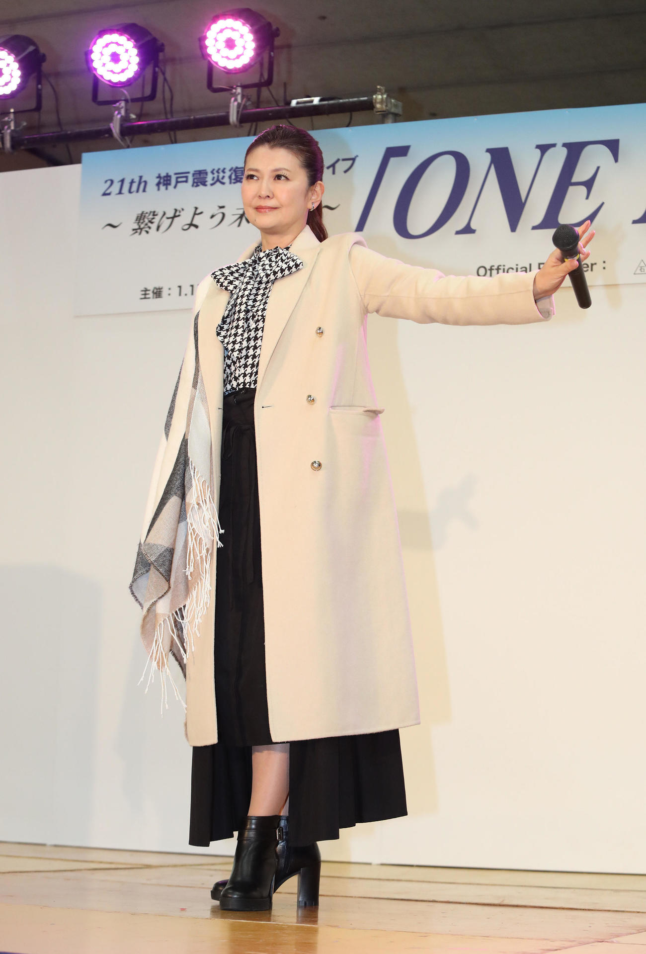 神戸震災復興フリーライブで熱唱する南野陽子（撮影・白石智彦）
