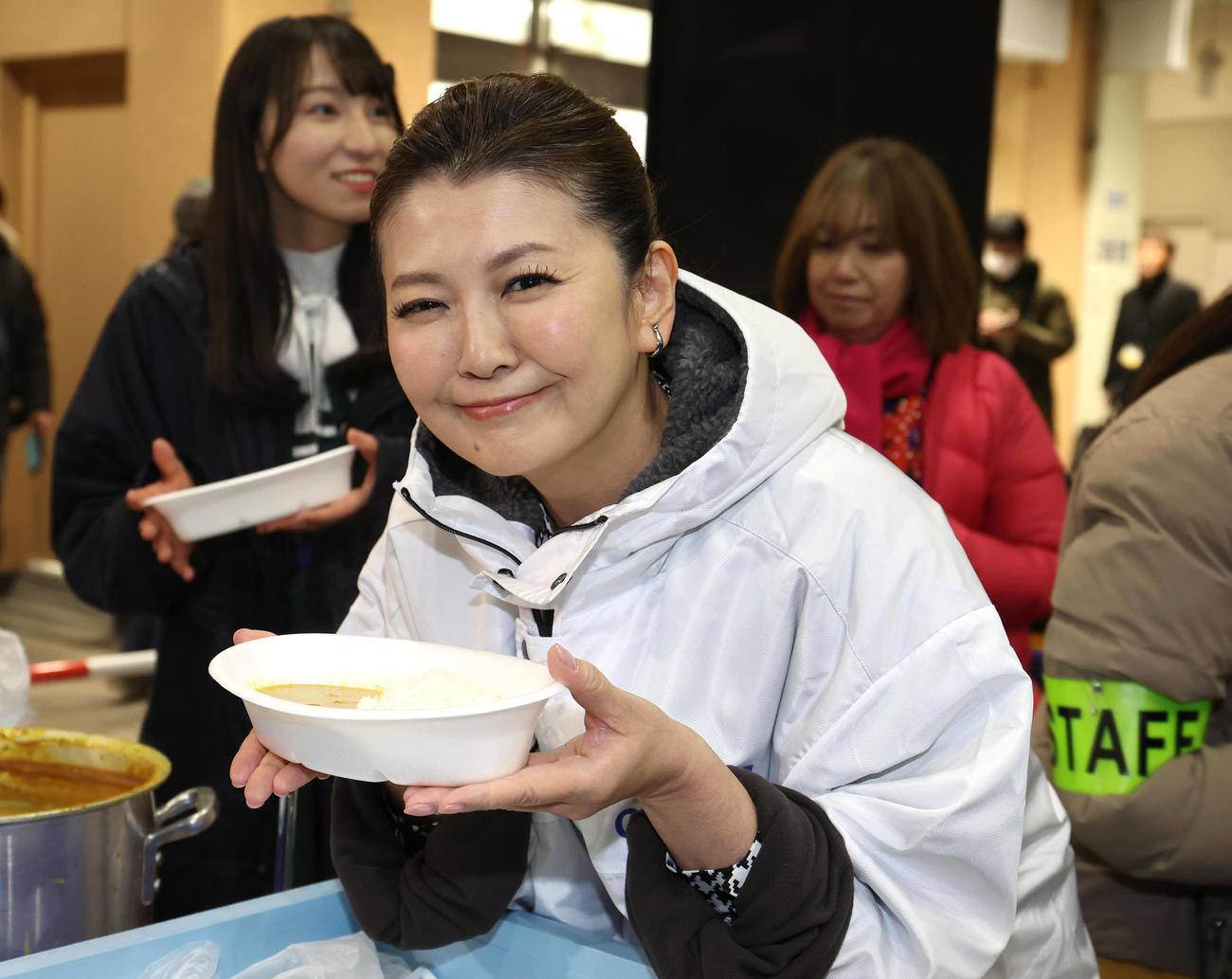 神戸震災復興フリーライブでカレーライスの炊き出しを振る舞う南野陽子（撮影・白石智彦）