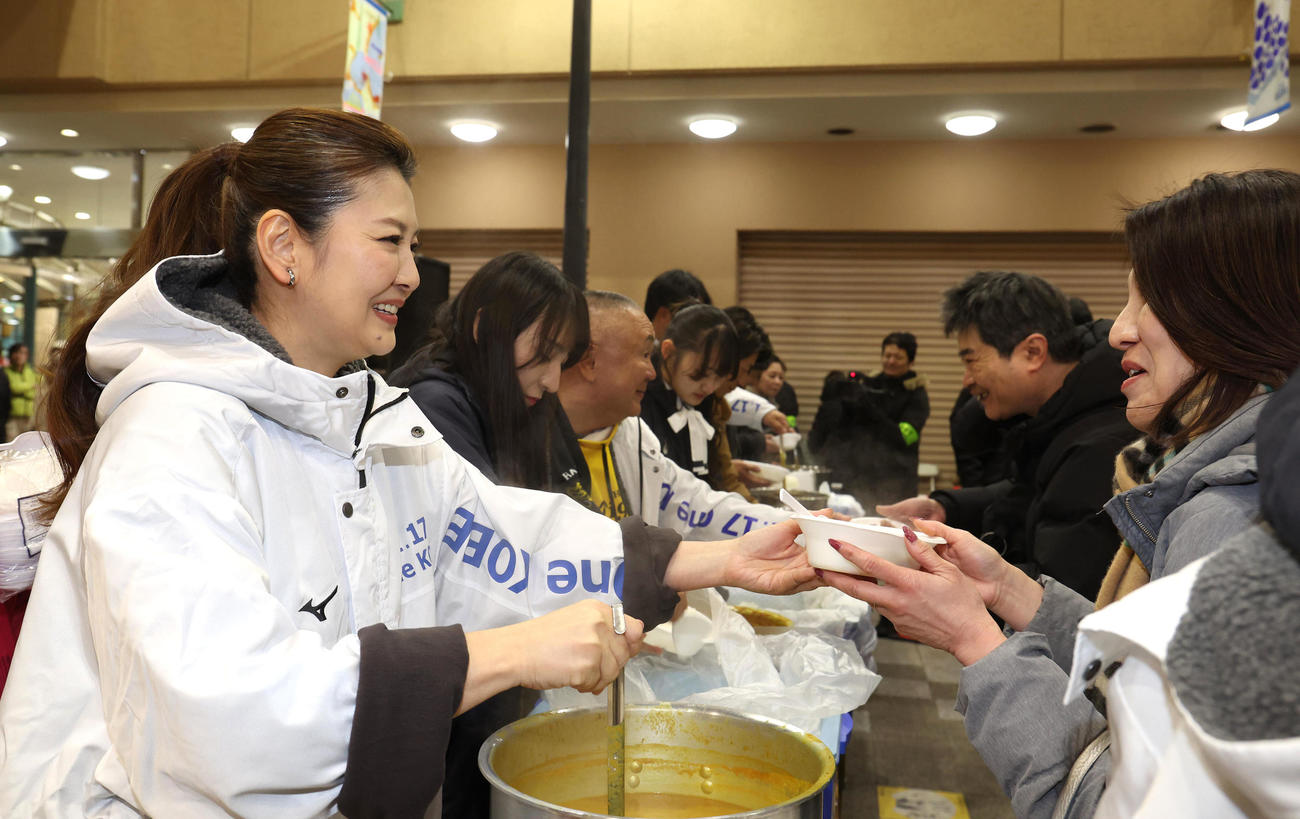 神戸震災復興フリーライブでカレーライスの炊き出しを振る舞う南野陽子（左）（撮影・白石智彦）