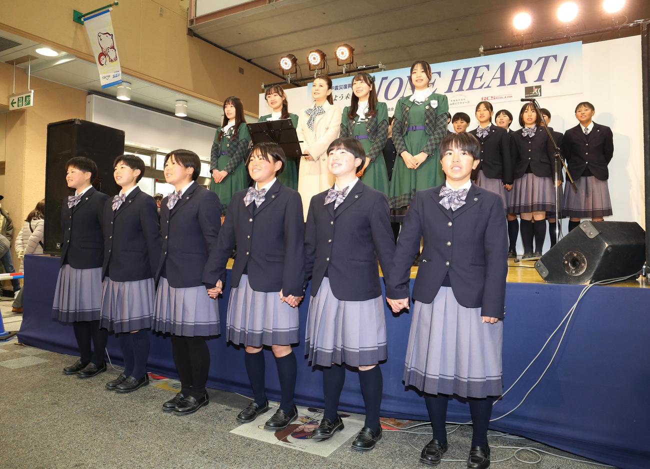 神戸震災復興フリーライブで合唱する南野陽子（中央）とKOBerrieS、神戸野田高校の生徒ら（撮影・白石智彦）