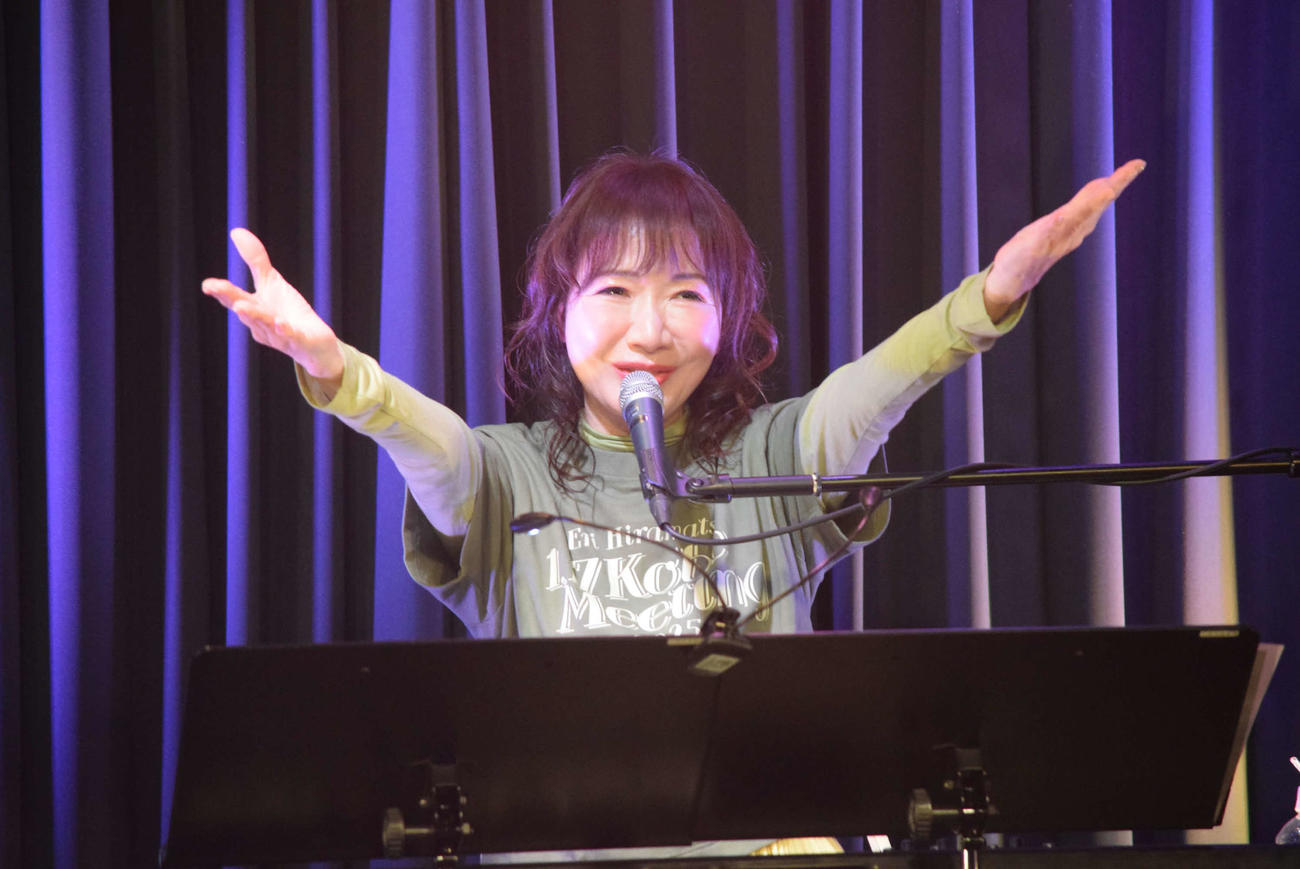 5年ぶり「KOBE MEETING」でファンとともに「美し都～がんばろやWe Love KOBE～」を歌う平松愛理（撮影・阪口孝志）