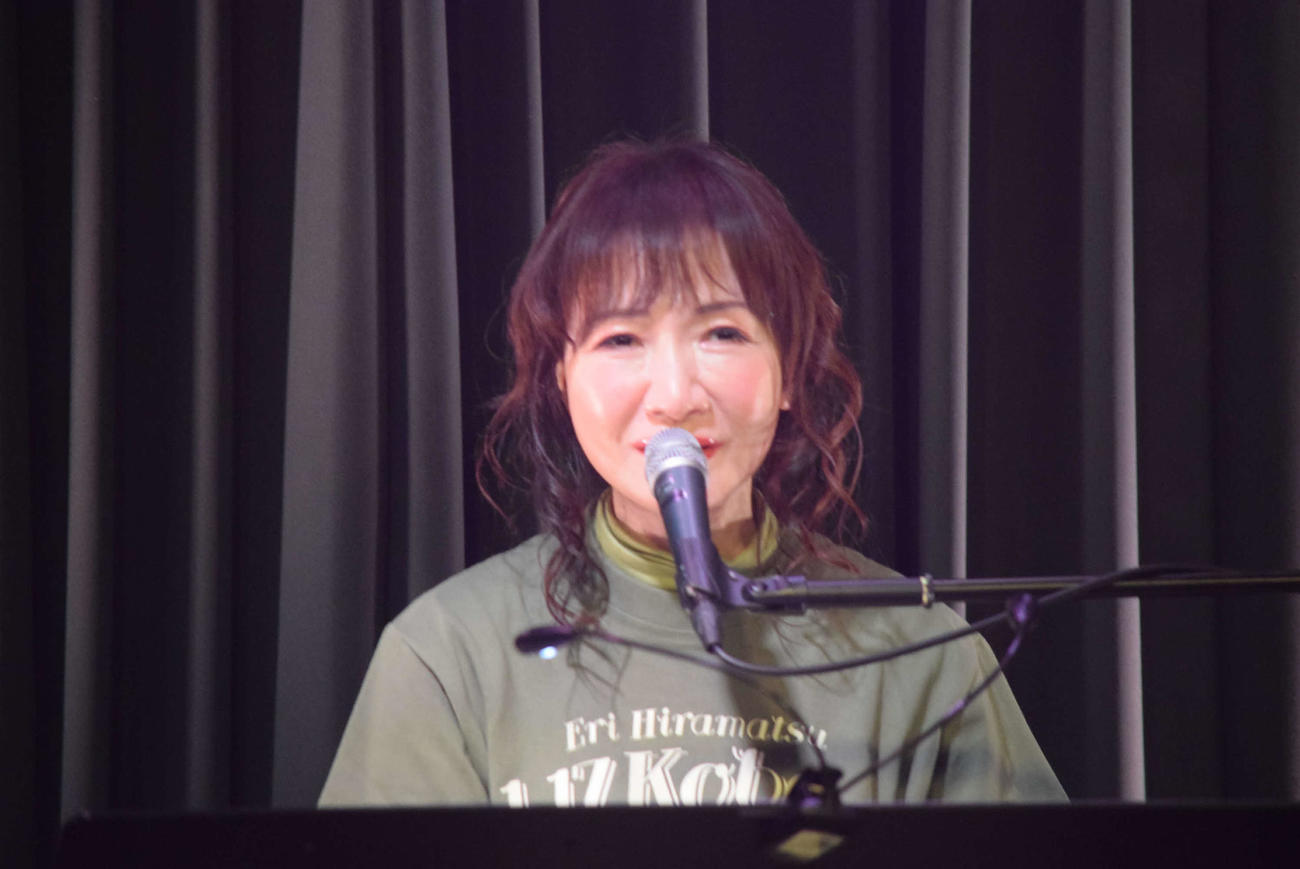 5年ぶり「KOBE MEETING」で「美し都～がんばろやWe Love KOBE～」を歌う平松愛理（撮影・阪口孝志）
