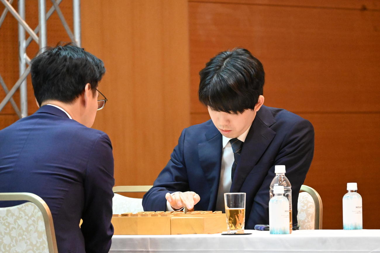 第18回朝日杯将棋オープン戦本戦トーナメント1回戦、阿久津主税八段との対局に臨んだ藤井聡太7冠（右）（撮影・松浦隆司）