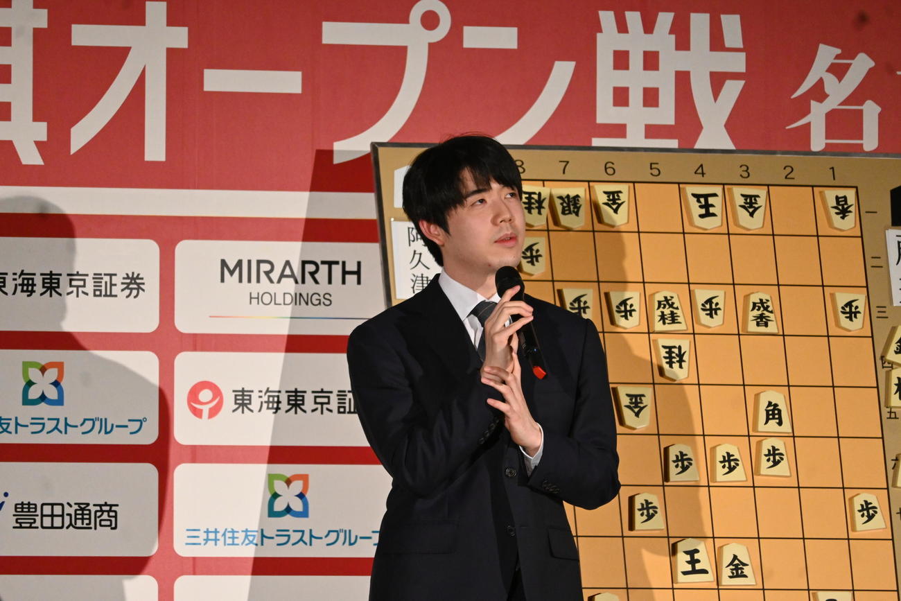 第18回朝日杯将棋オープン戦本戦トーナメント1回戦を勝ち上がり、終局後、大盤解説会に登場した藤井聡太7冠（撮影・松浦隆司）